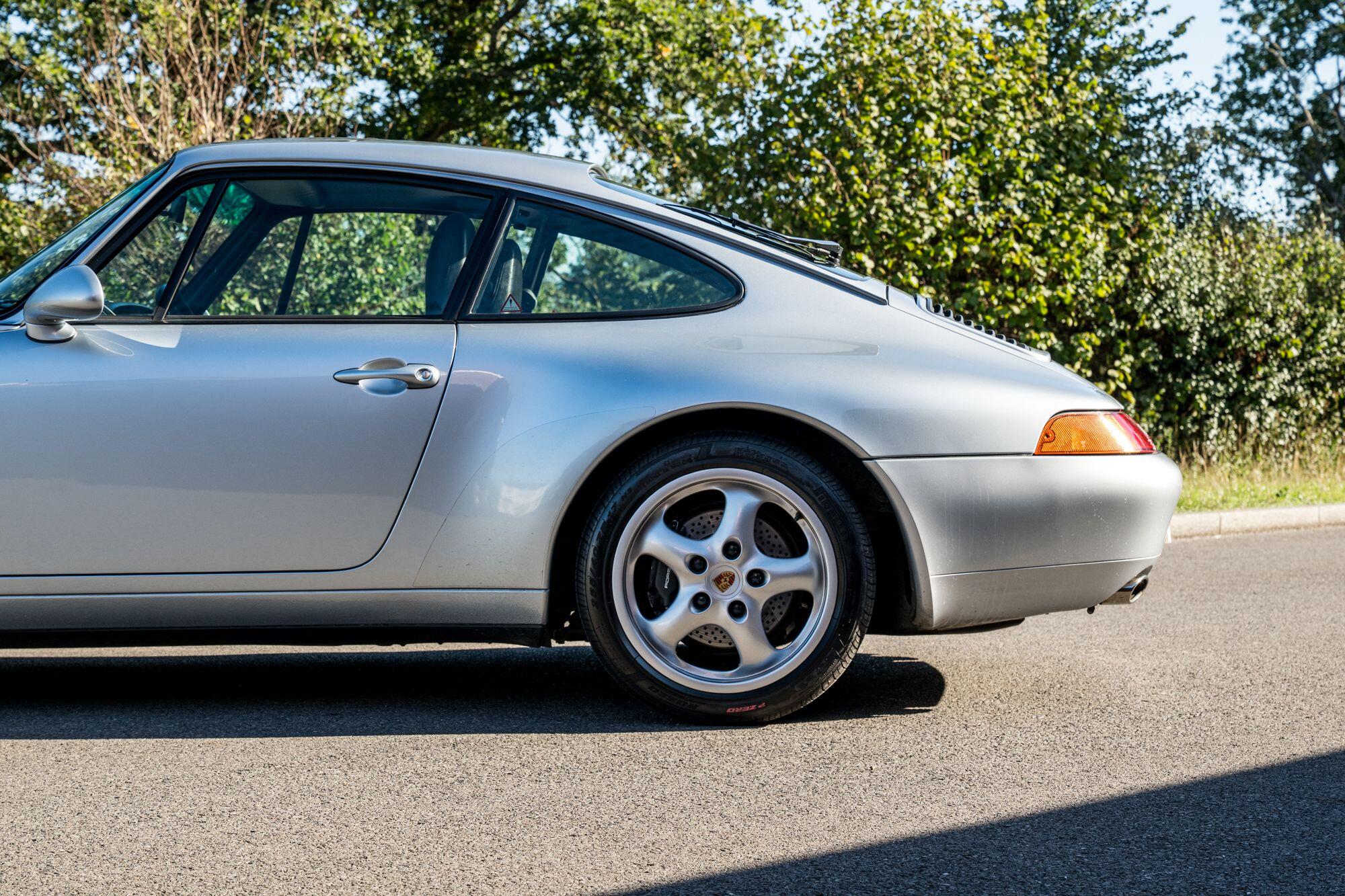Porsche 911 view 21