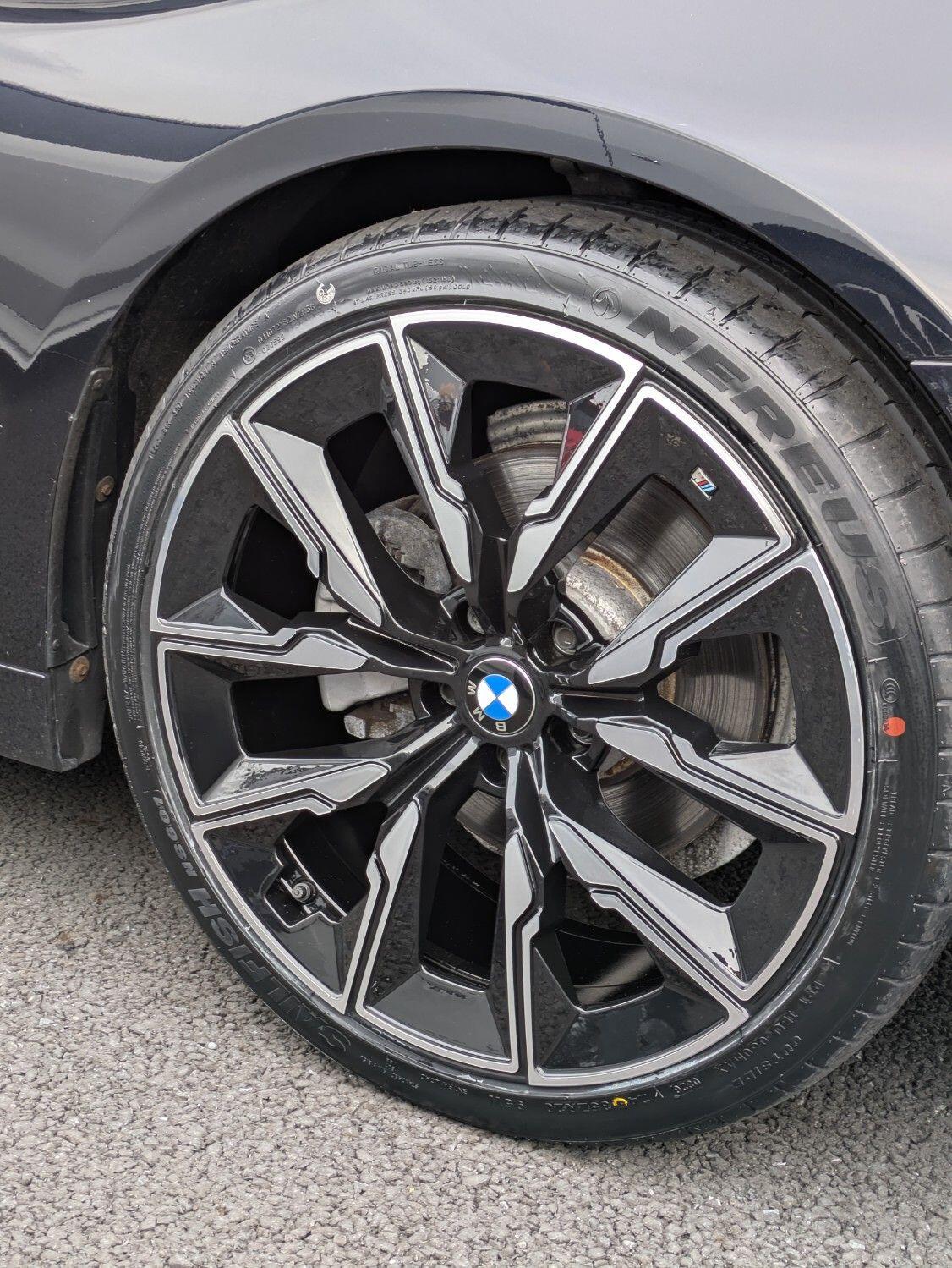 BMW 5 Series view 31