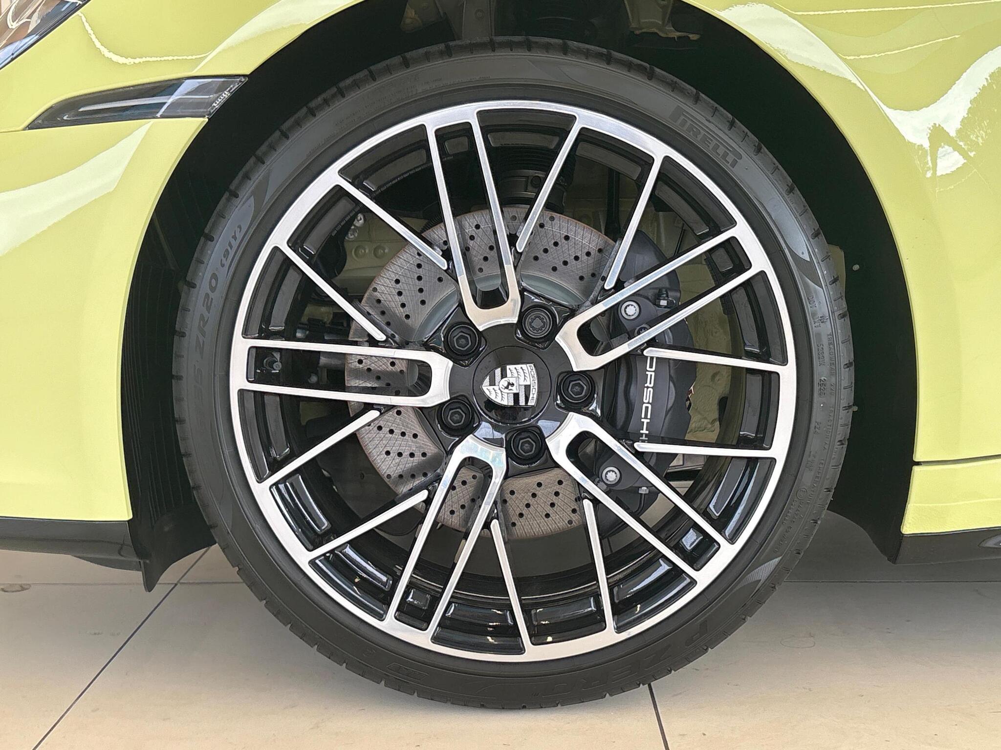 Porsche 911 view 33
