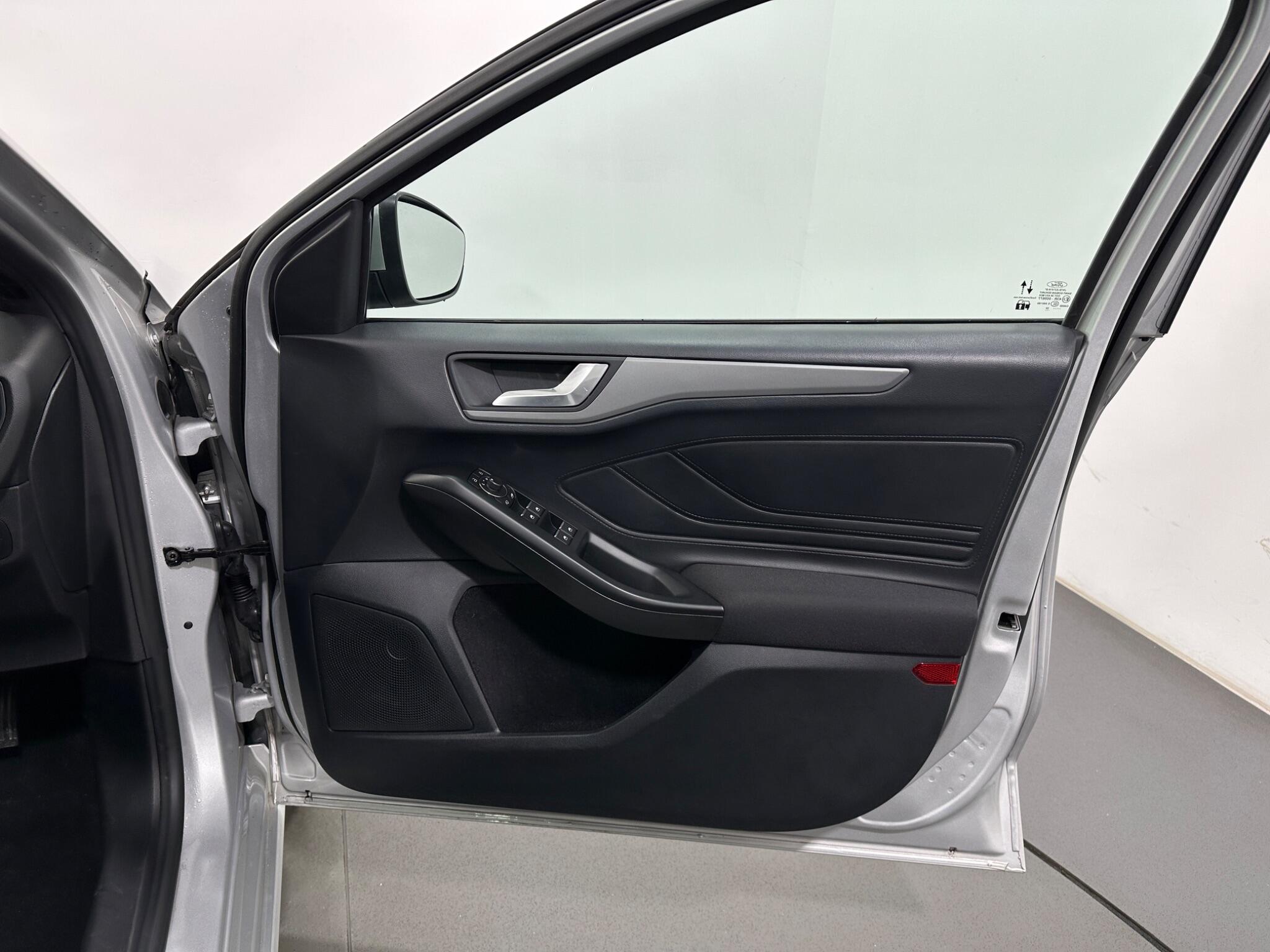 Ford Focus view 33