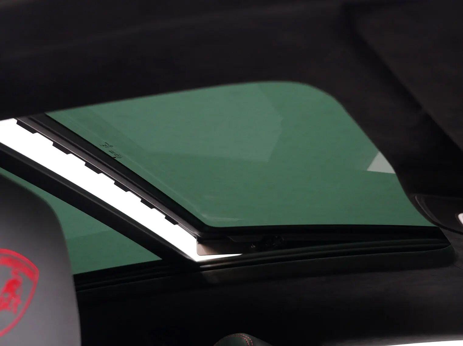 Lamborghini Urus view 3