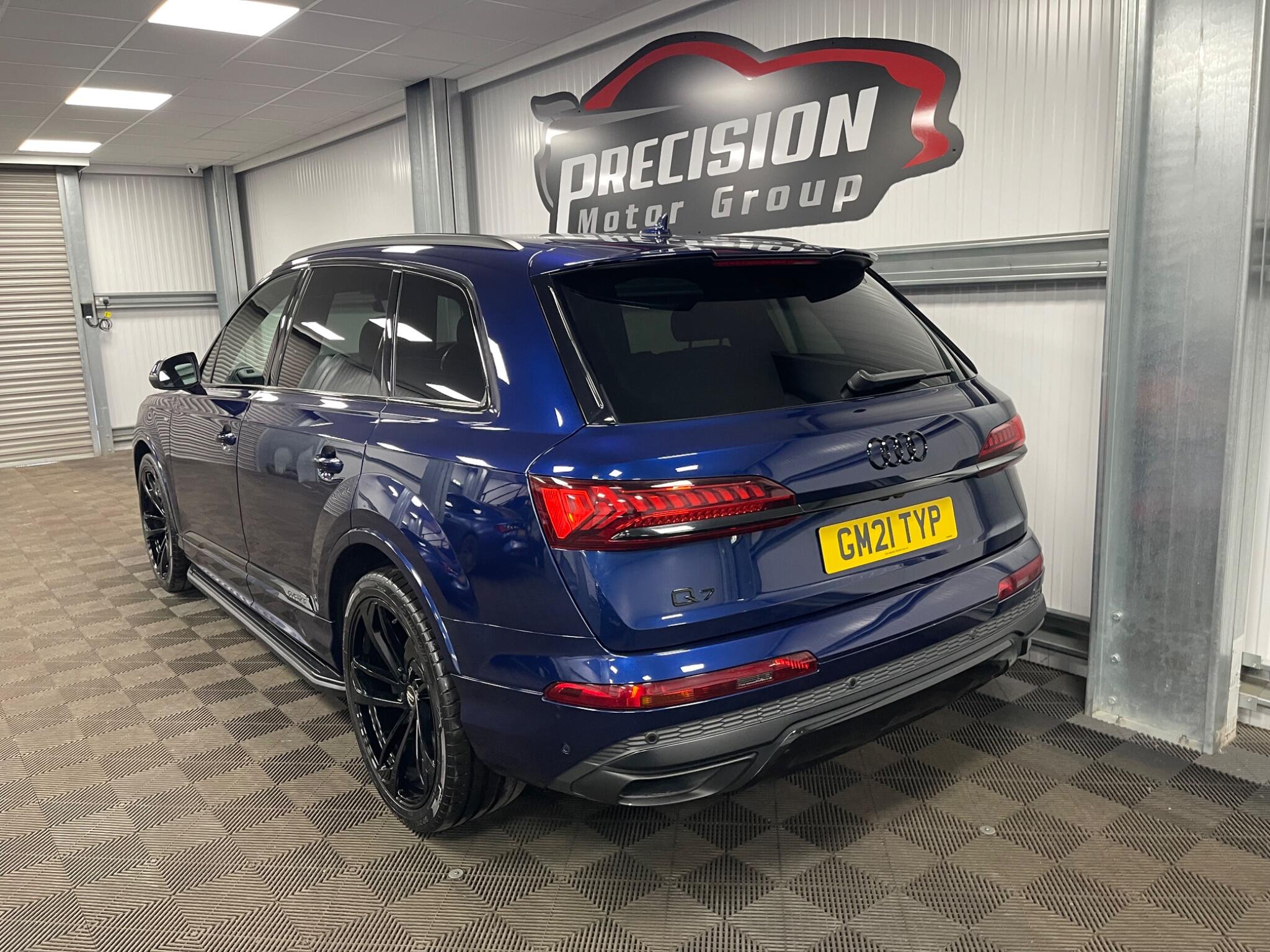 Audi Q7 view 12