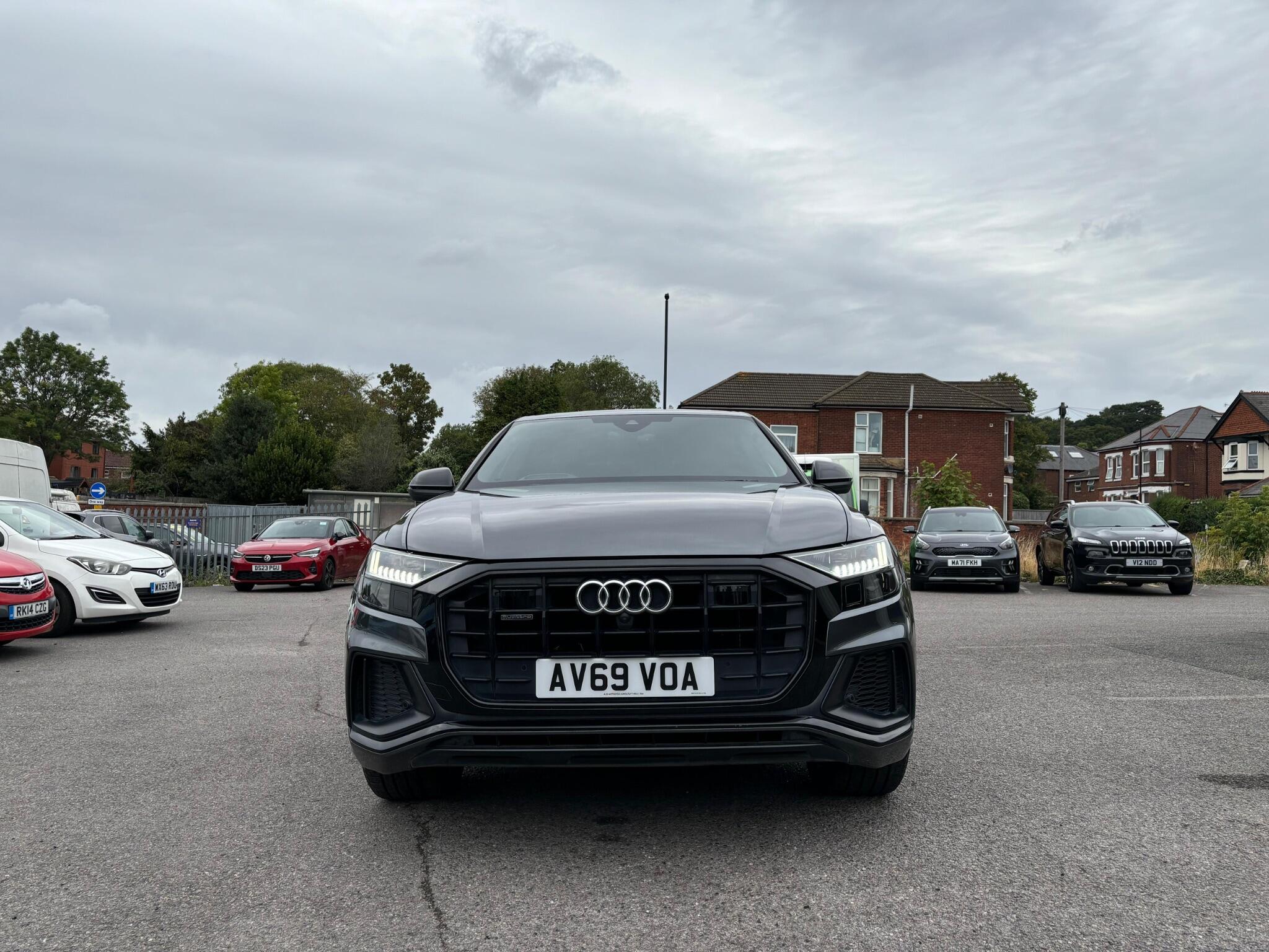 Audi Q8 view 10