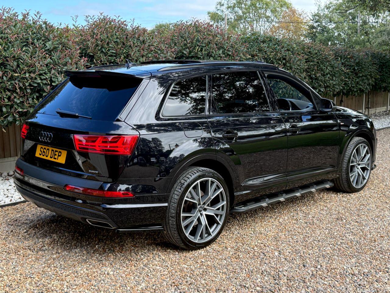 Audi Q7 view 4