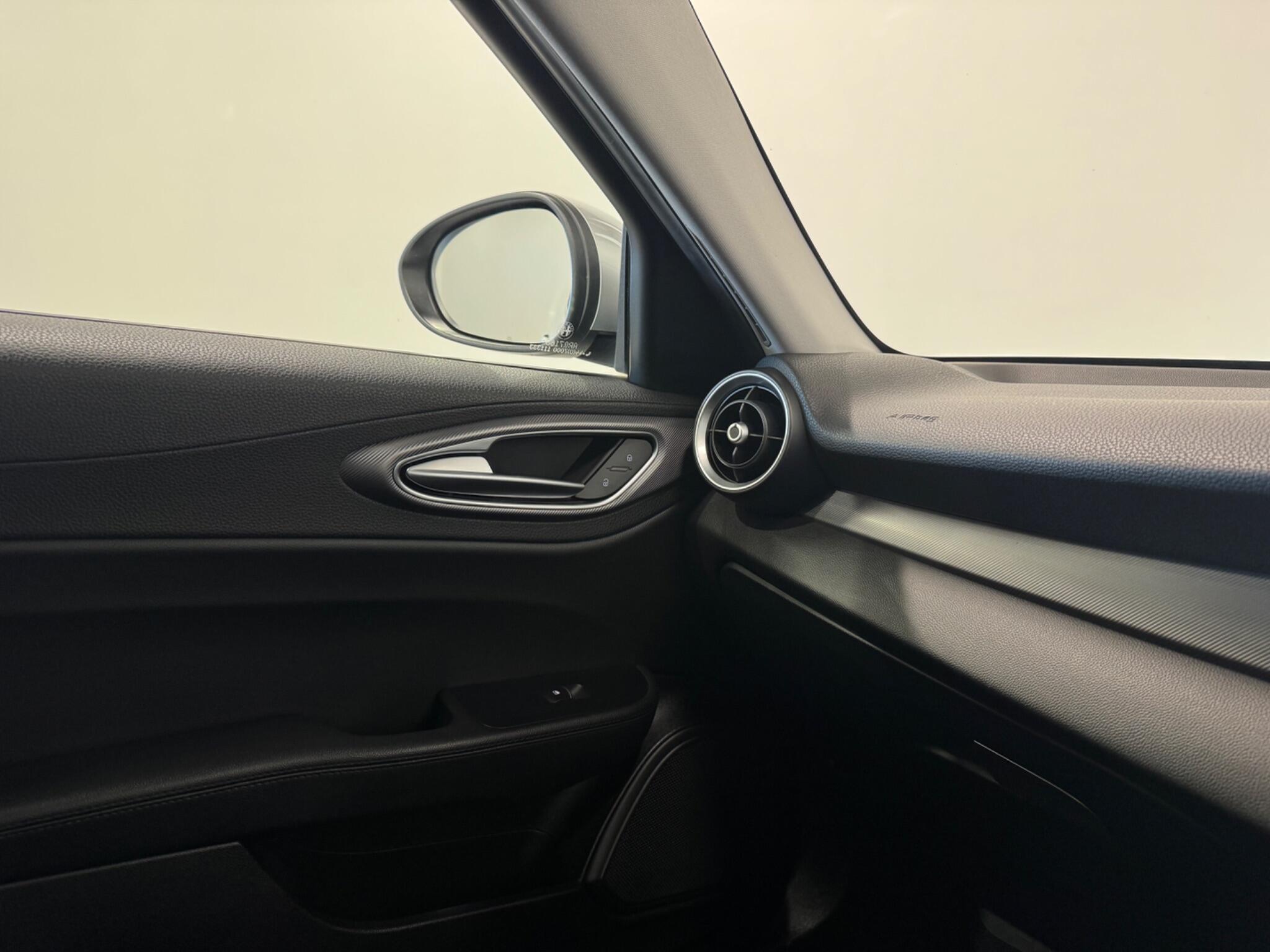 Alfa Romeo Giulia view 24