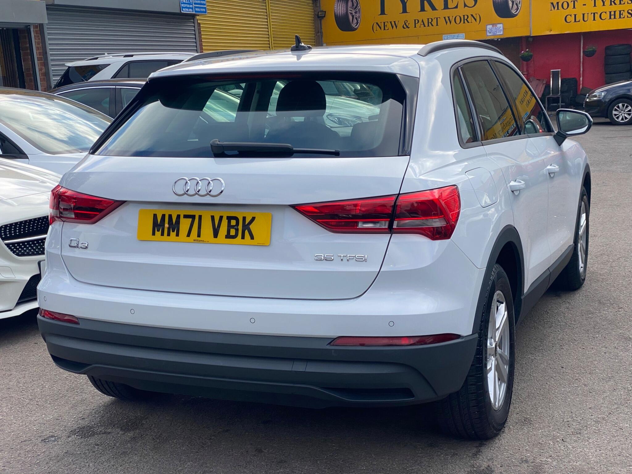 Audi Q3 view 9