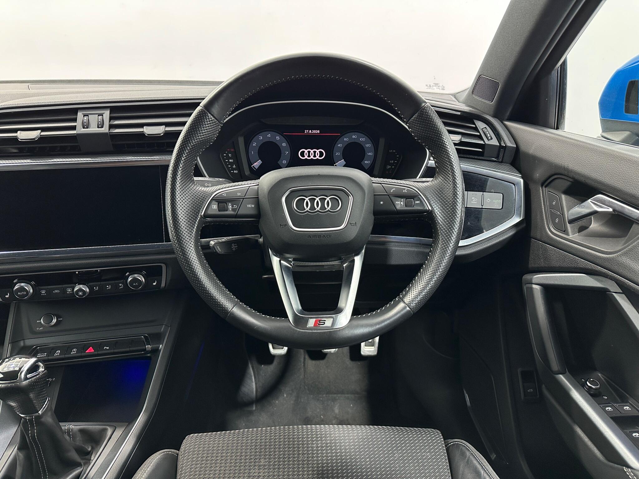 Audi Q3 view 13