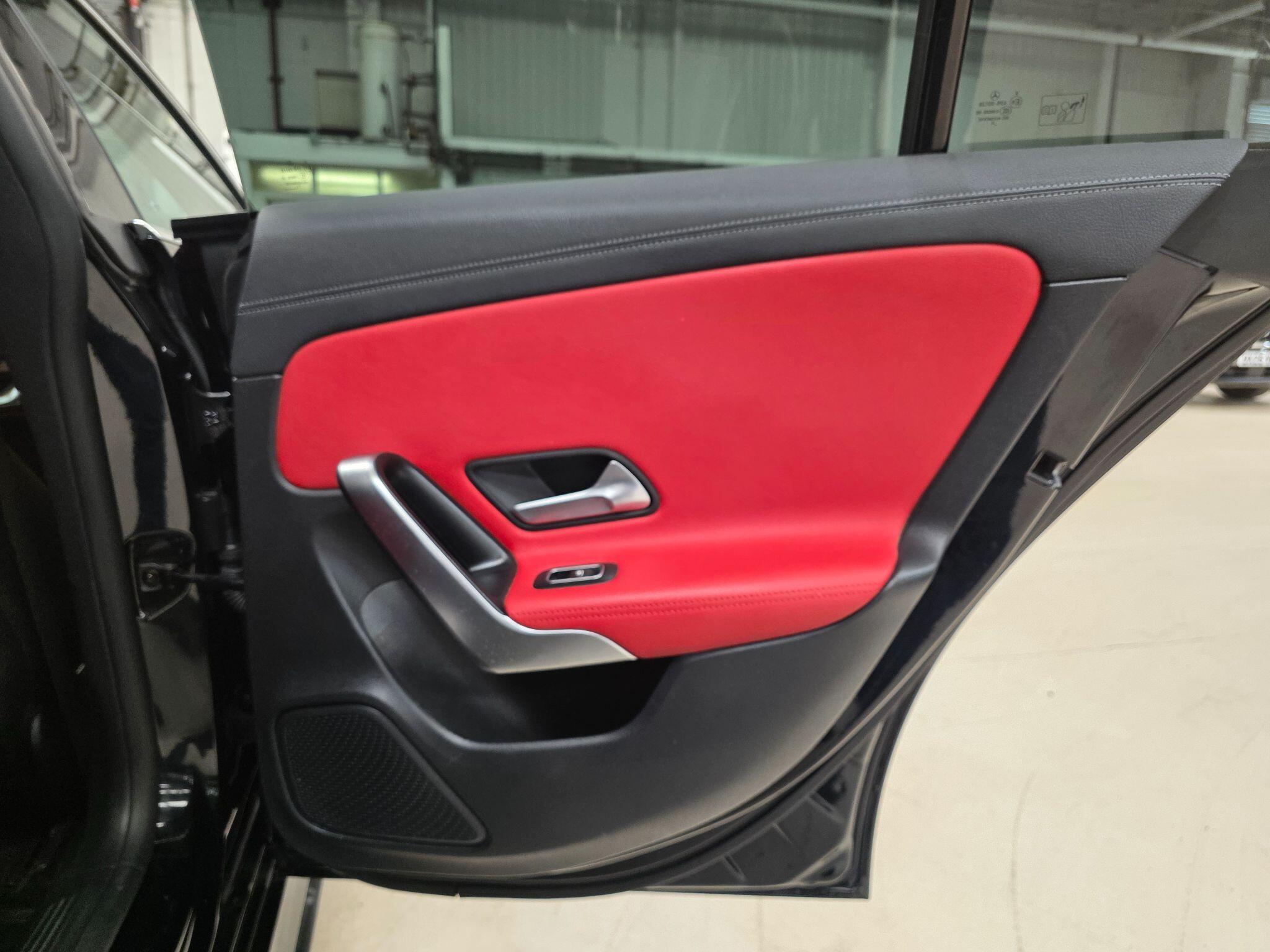 Mercedes-Benz Cla view 24
