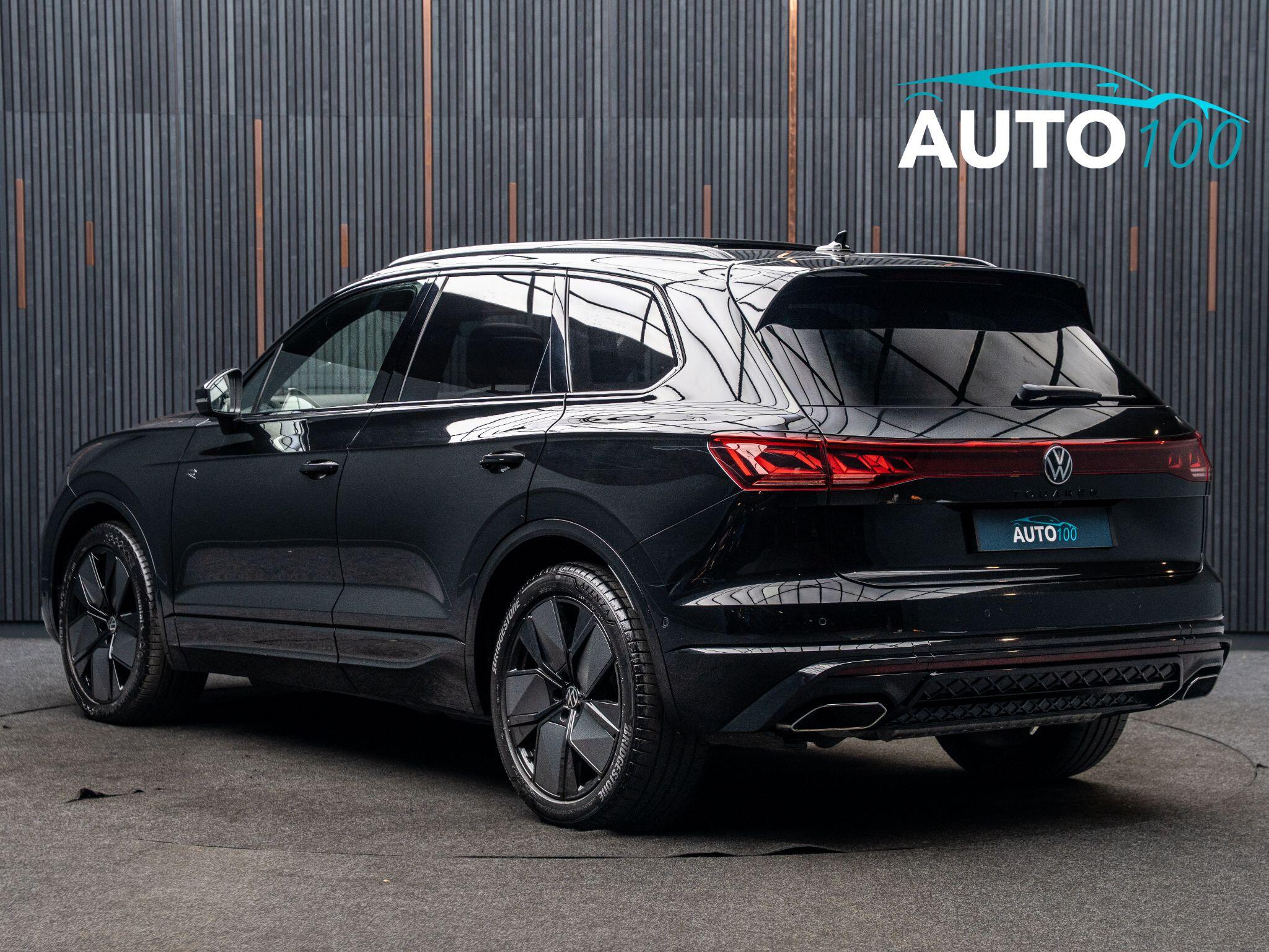 Volkswagen Touareg view 3