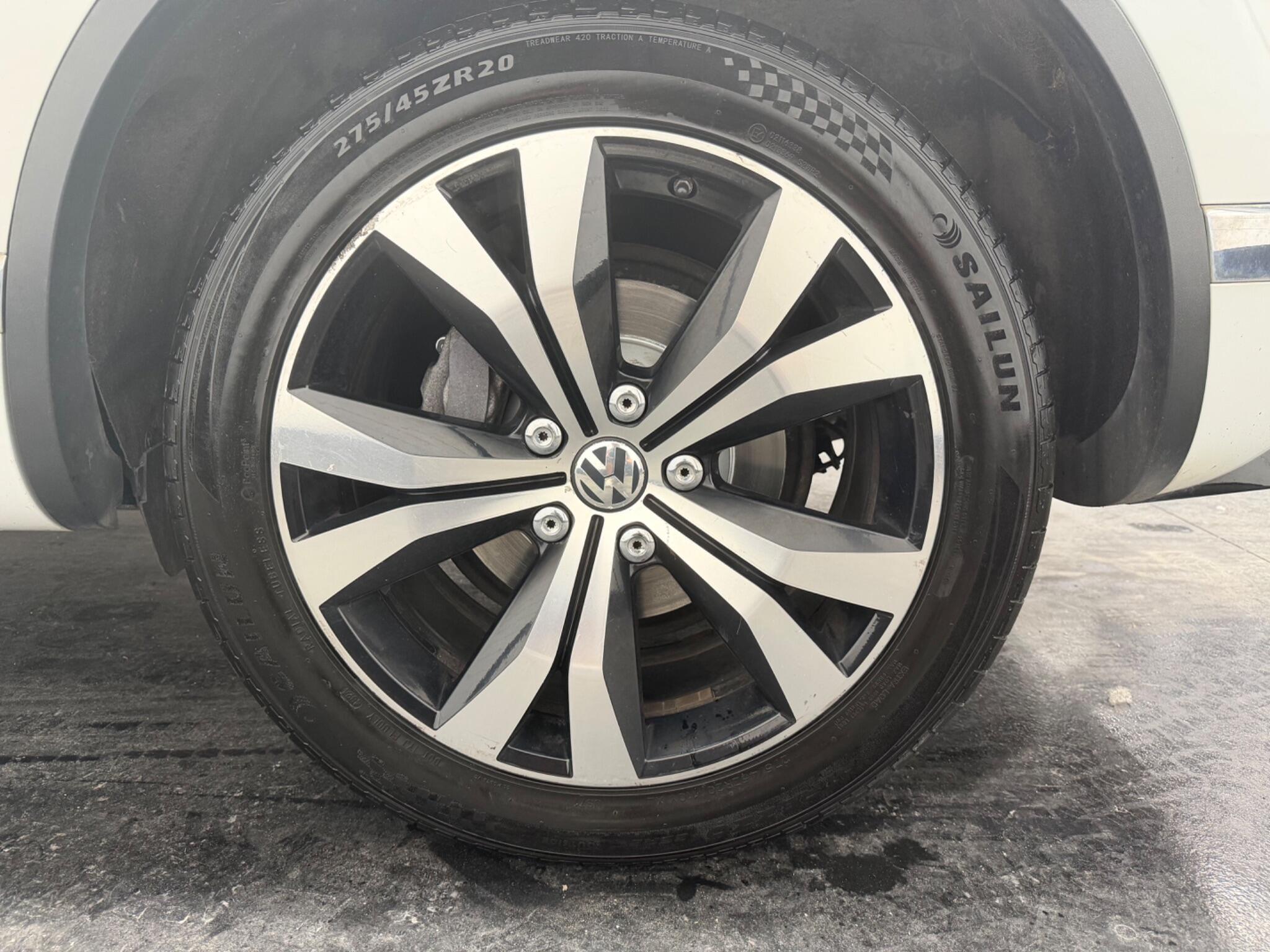 Volkswagen Touareg view 19