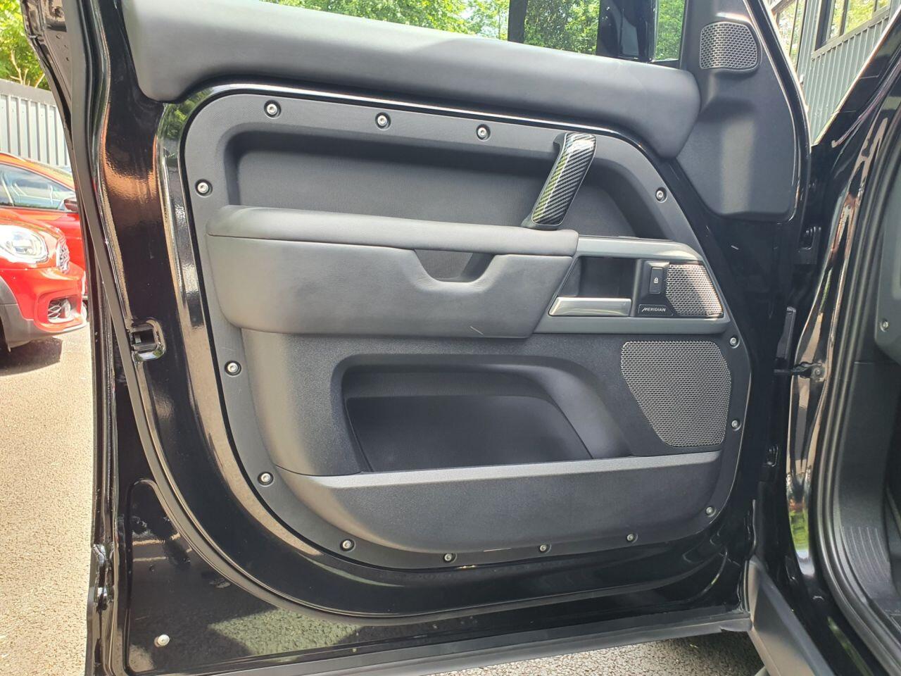 Land Rover Defender 110 view 40
