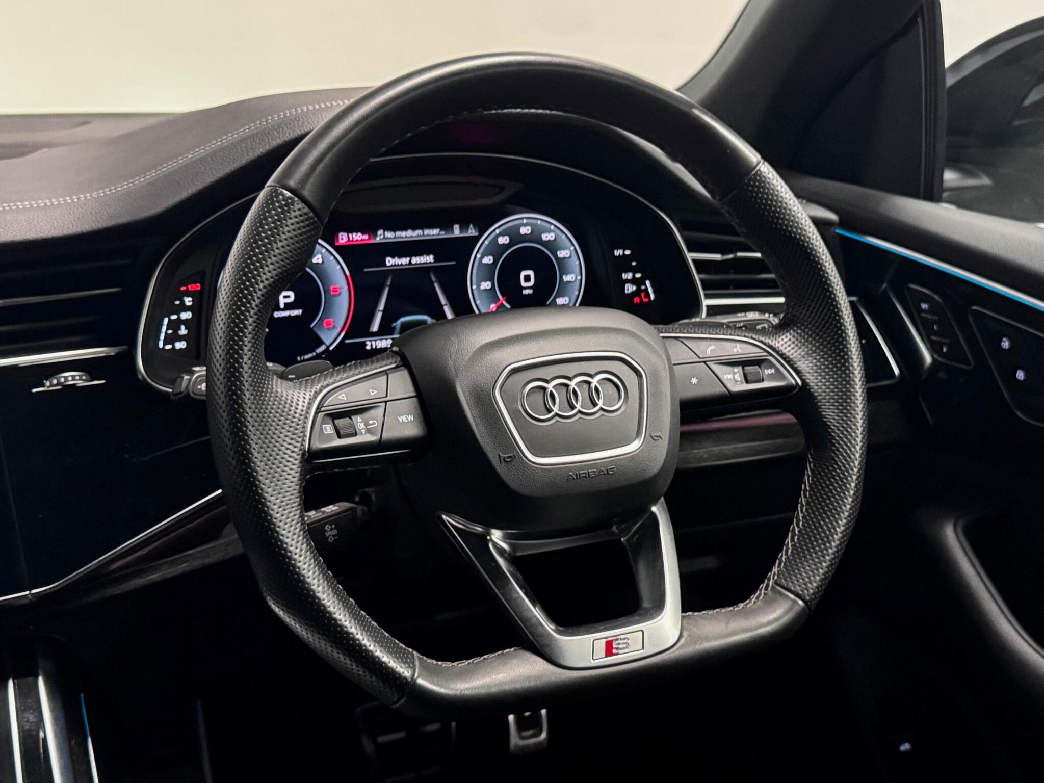 Audi Q8 view 31