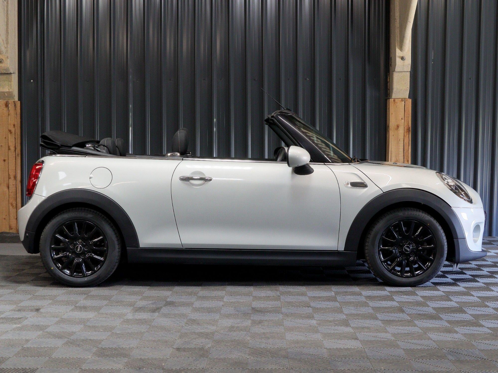 Mini Convertible view 19