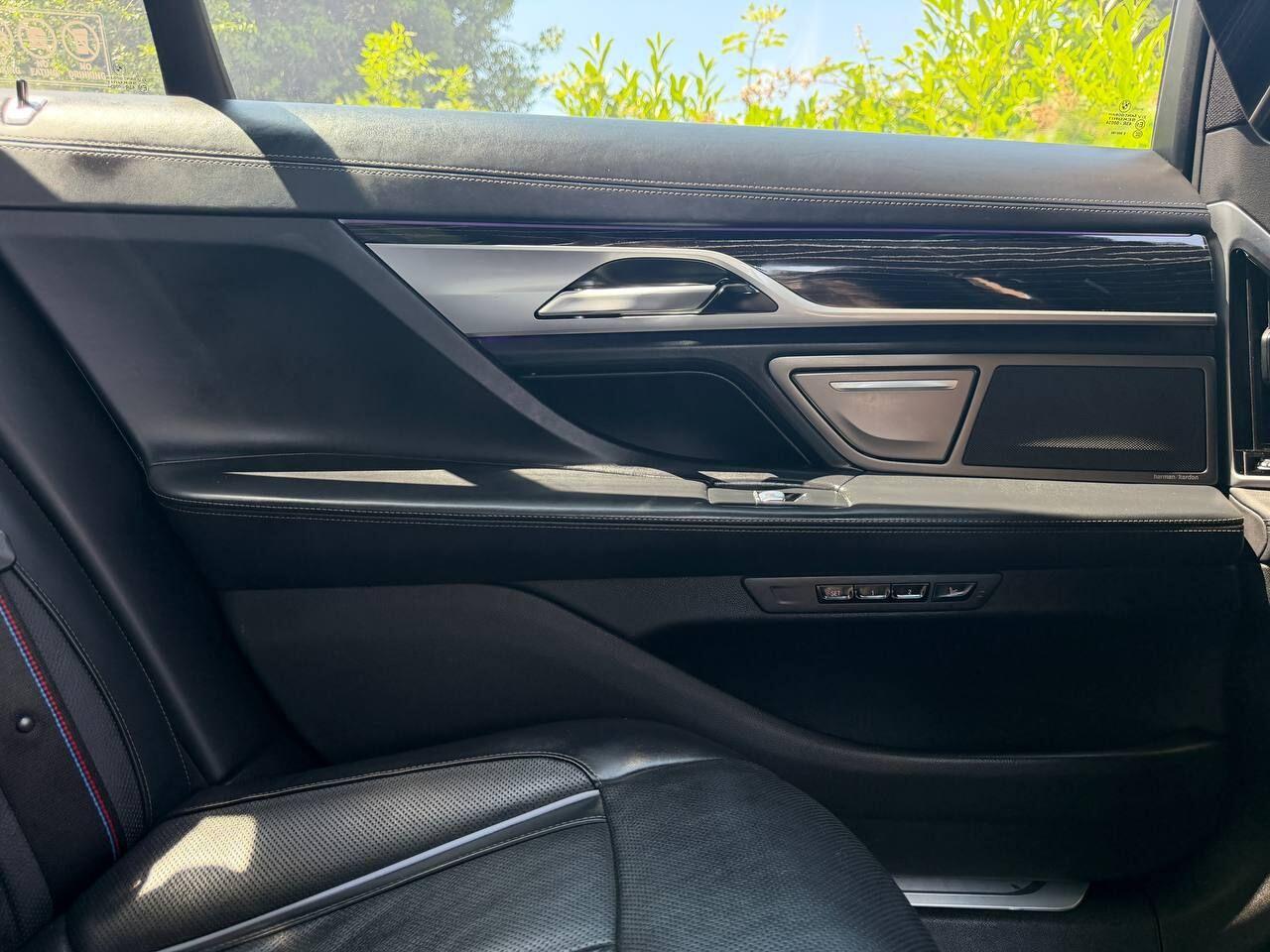 BMW 7 Series view 28