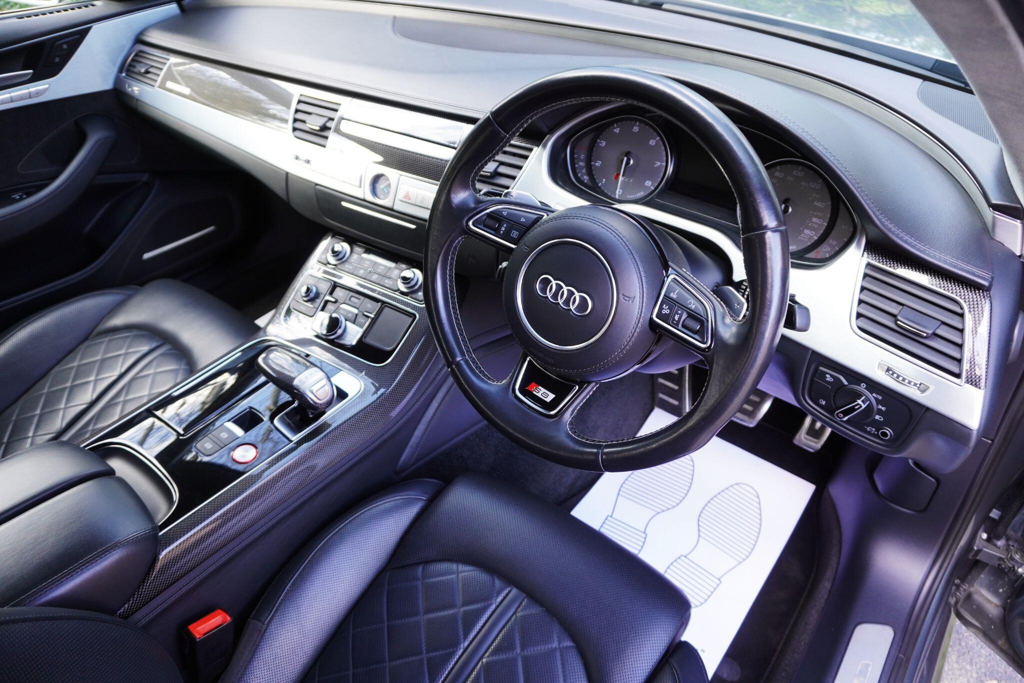 Audi S8 view 11