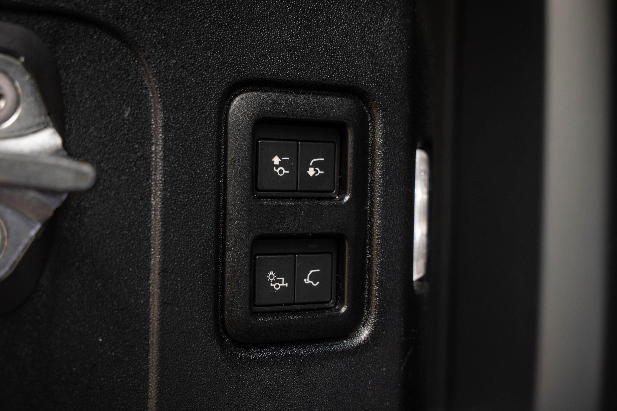 Land Rover Defender view 34