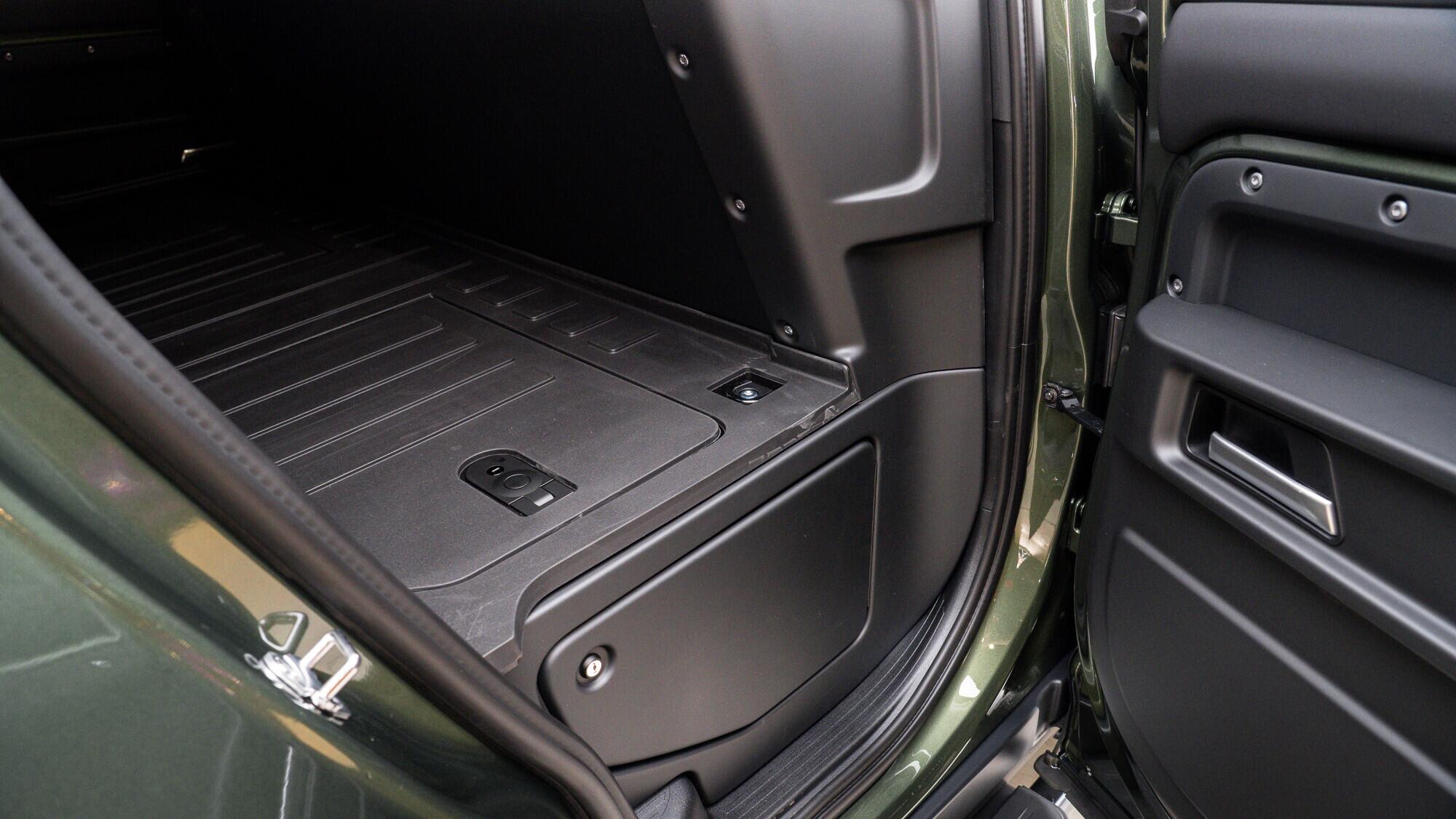 Land Rover Defender view 28