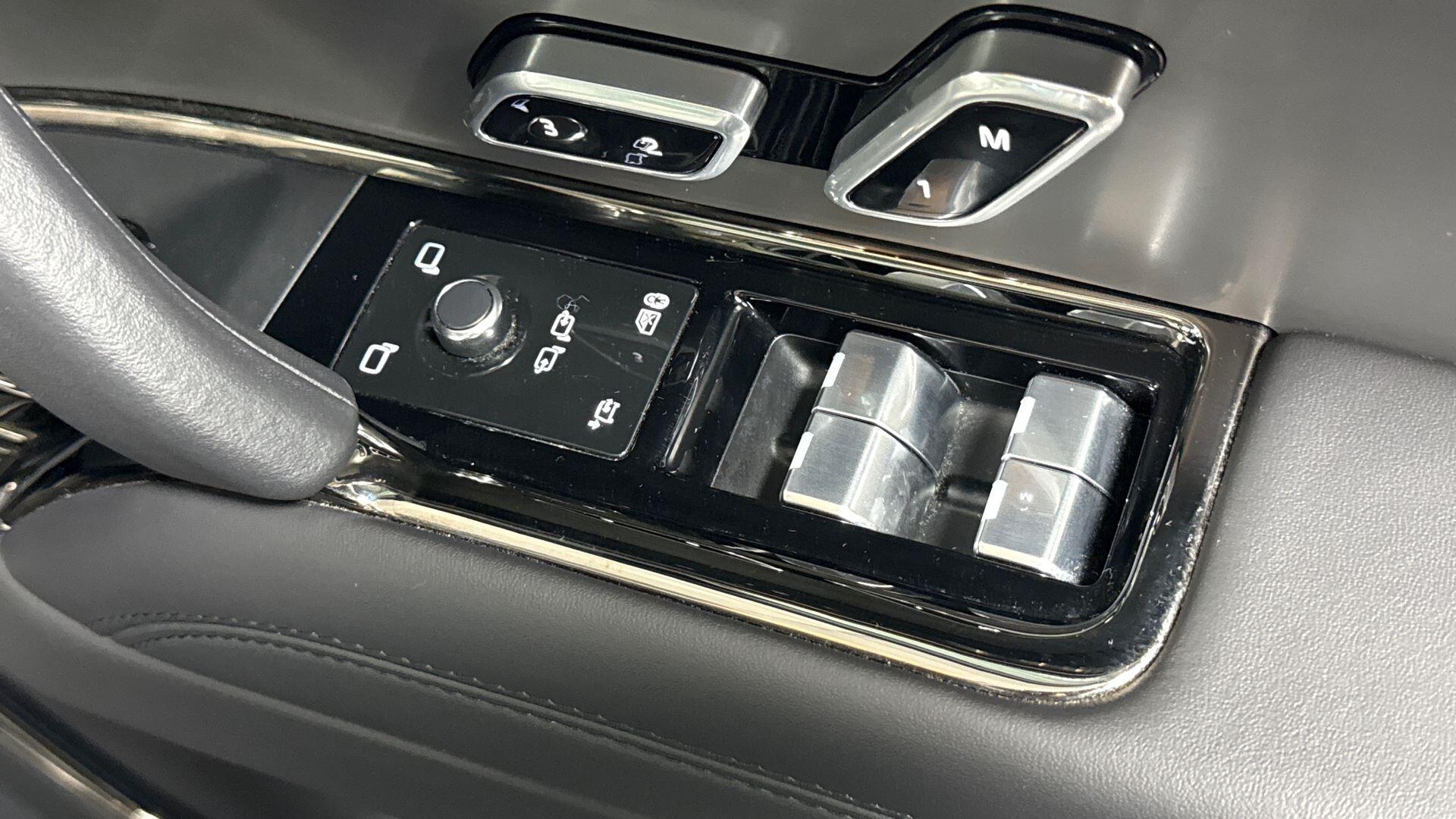 Land Rover Range Rover Sport view 22