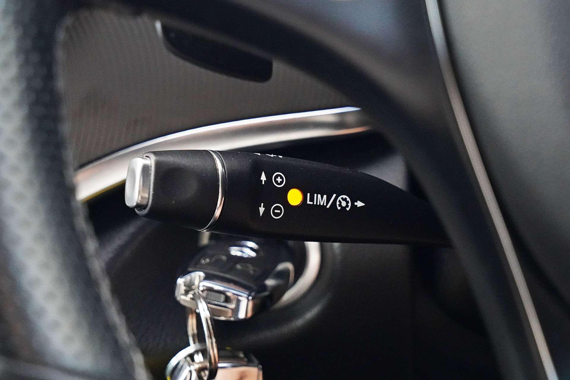 Mercedes-Benz V-Class view 25