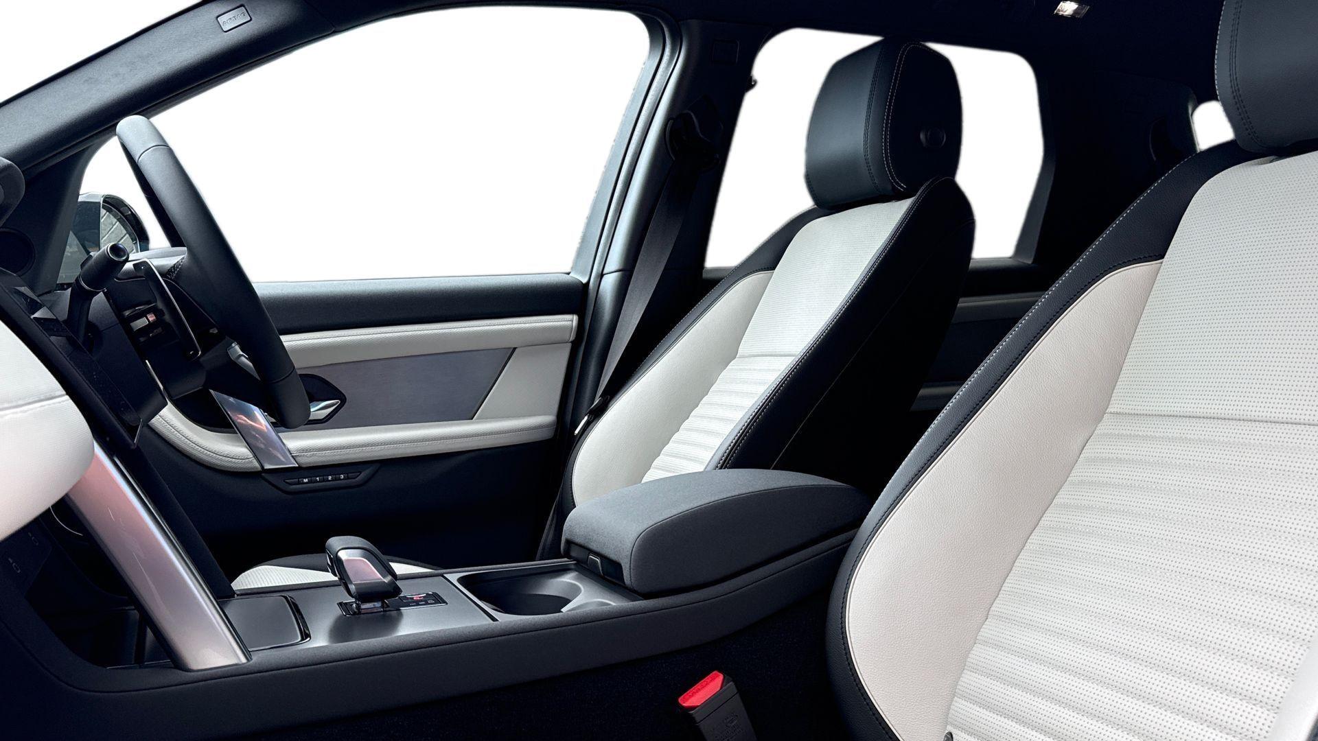 Land Rover Discovery Sport view 3