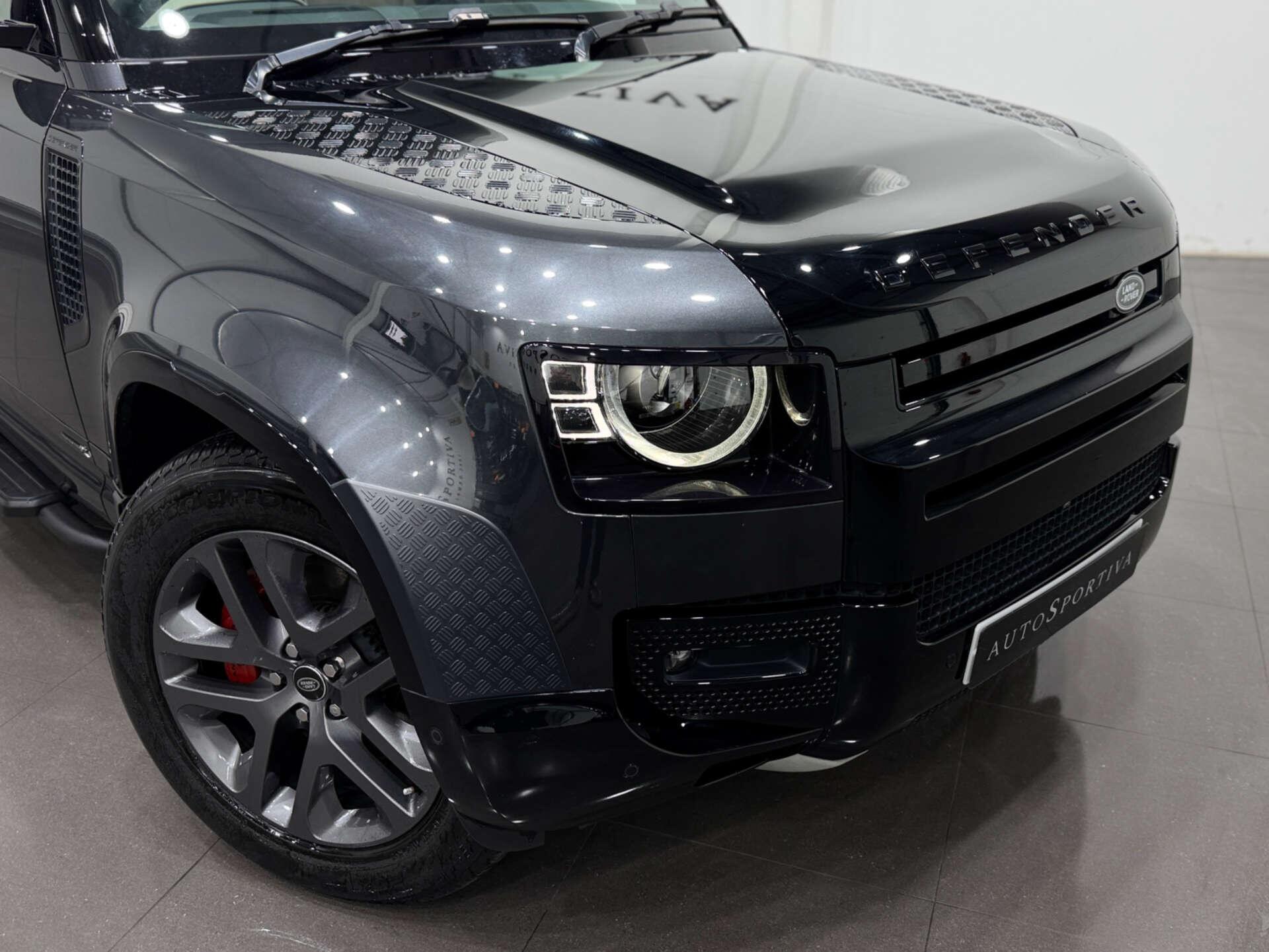 Land Rover Defender view 32