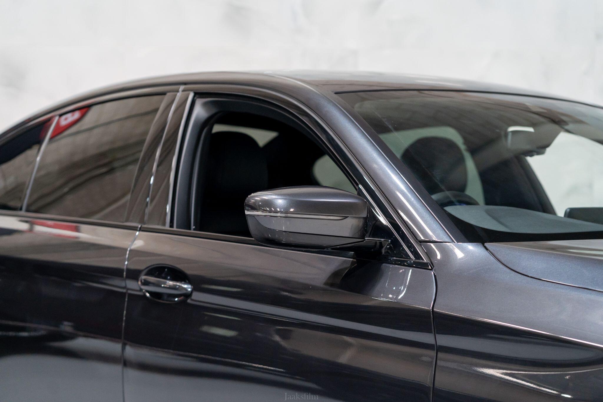 BMW 5 Series view 14