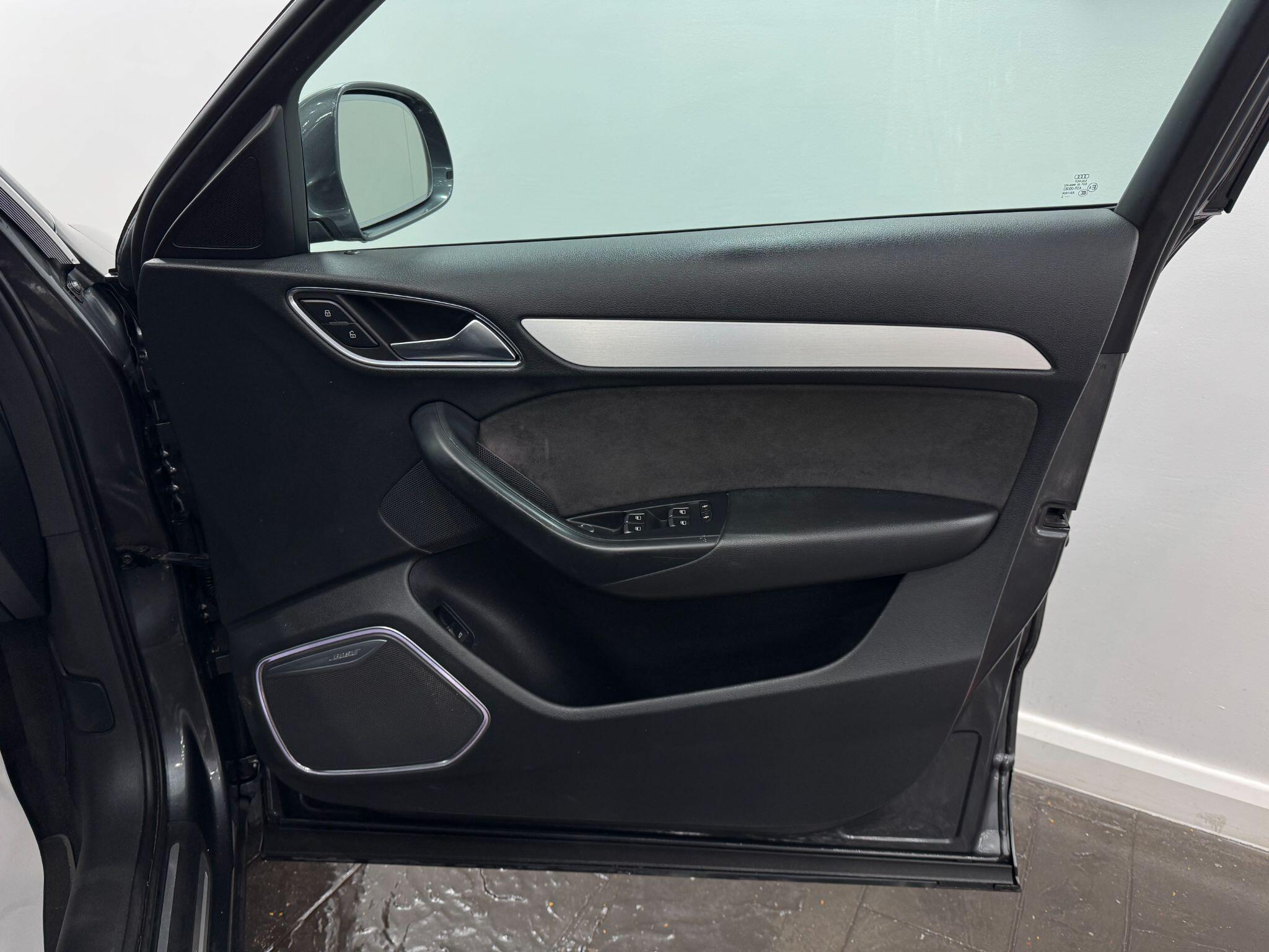 Audi Q3 view 24
