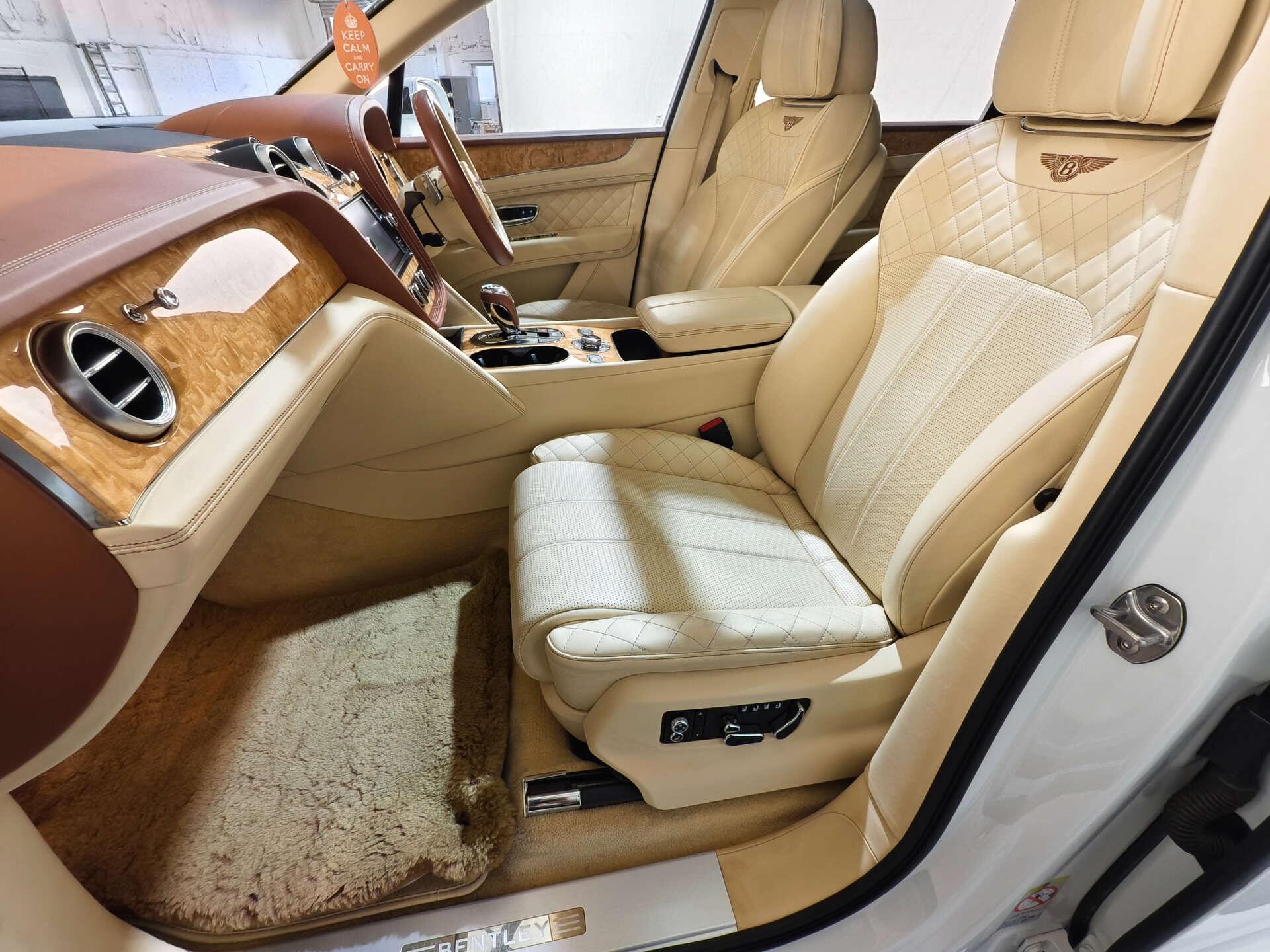 Bentley Bentayga view 34