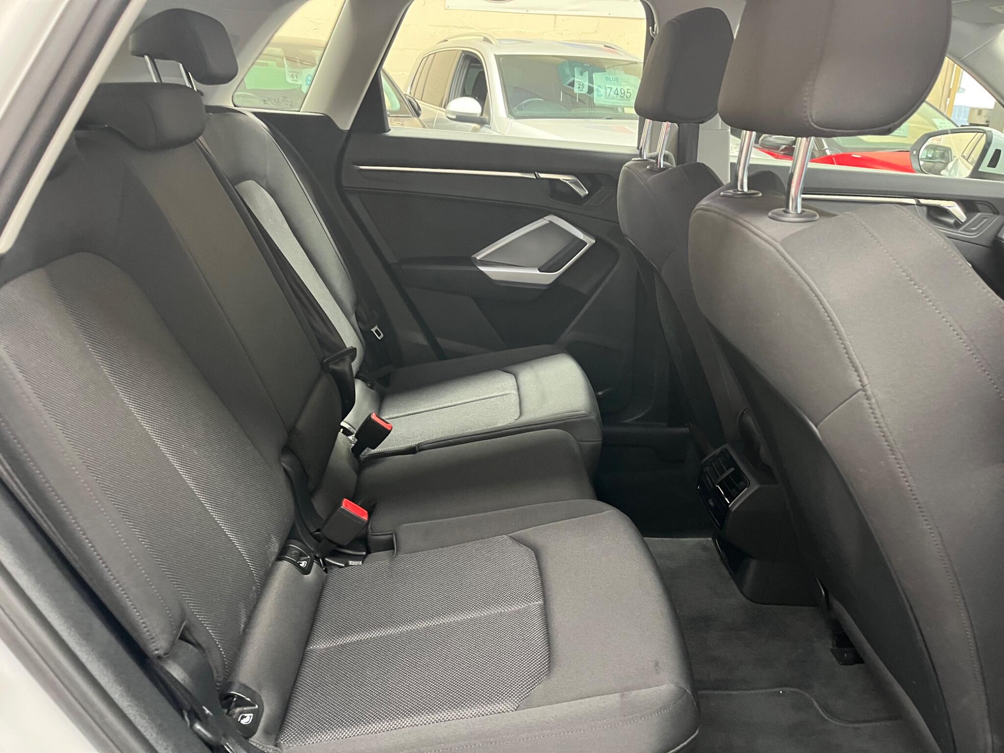 Audi Q3 view 33