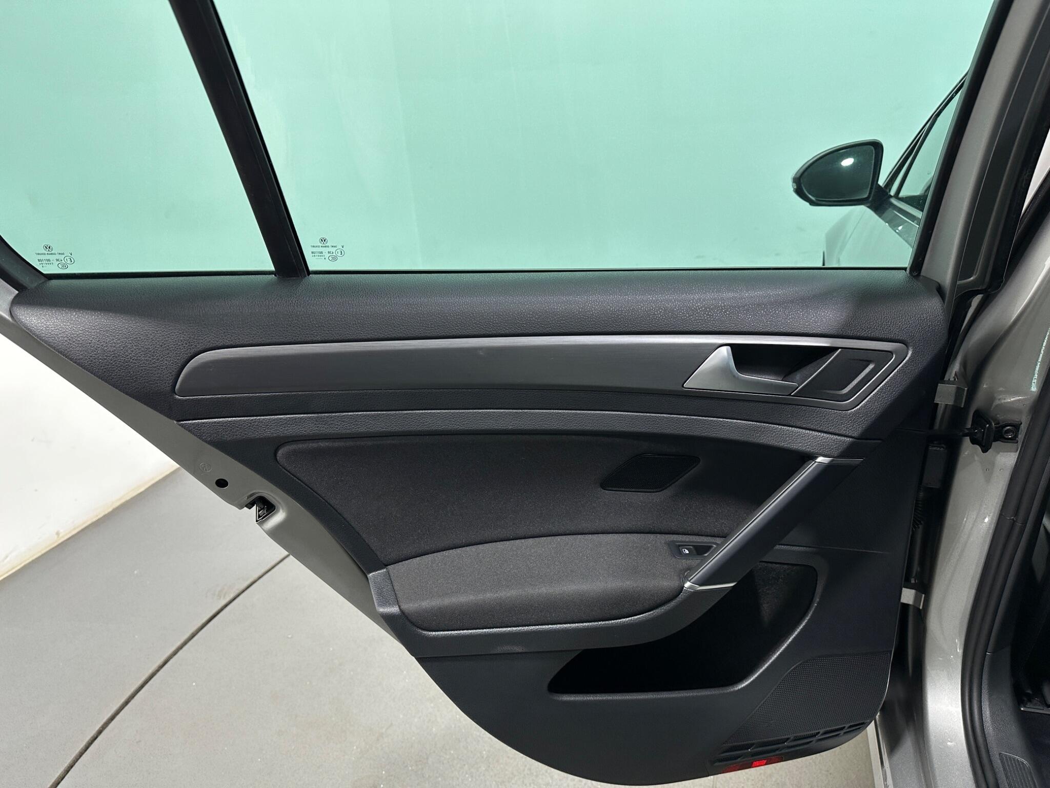Volkswagen Golf view 40