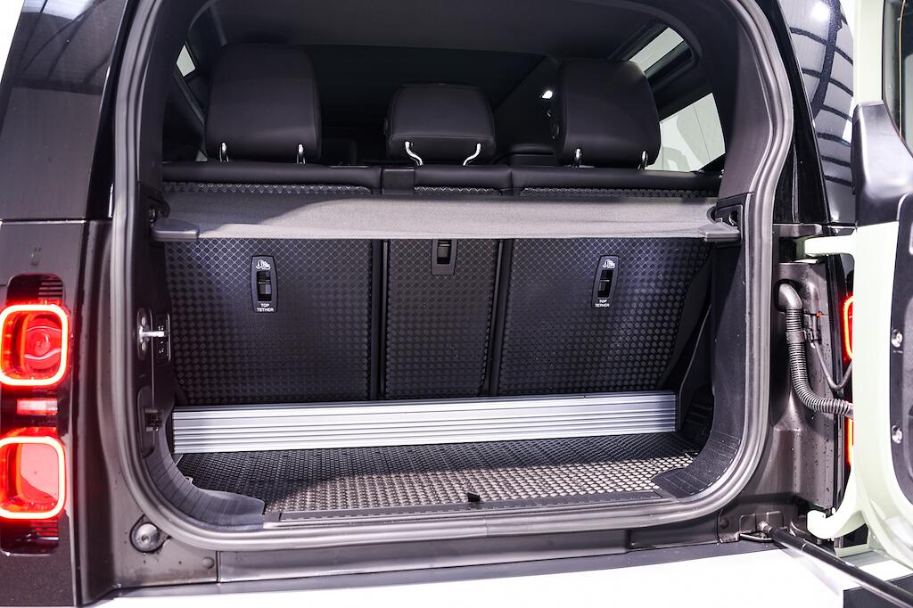 Land Rover Defender view 35