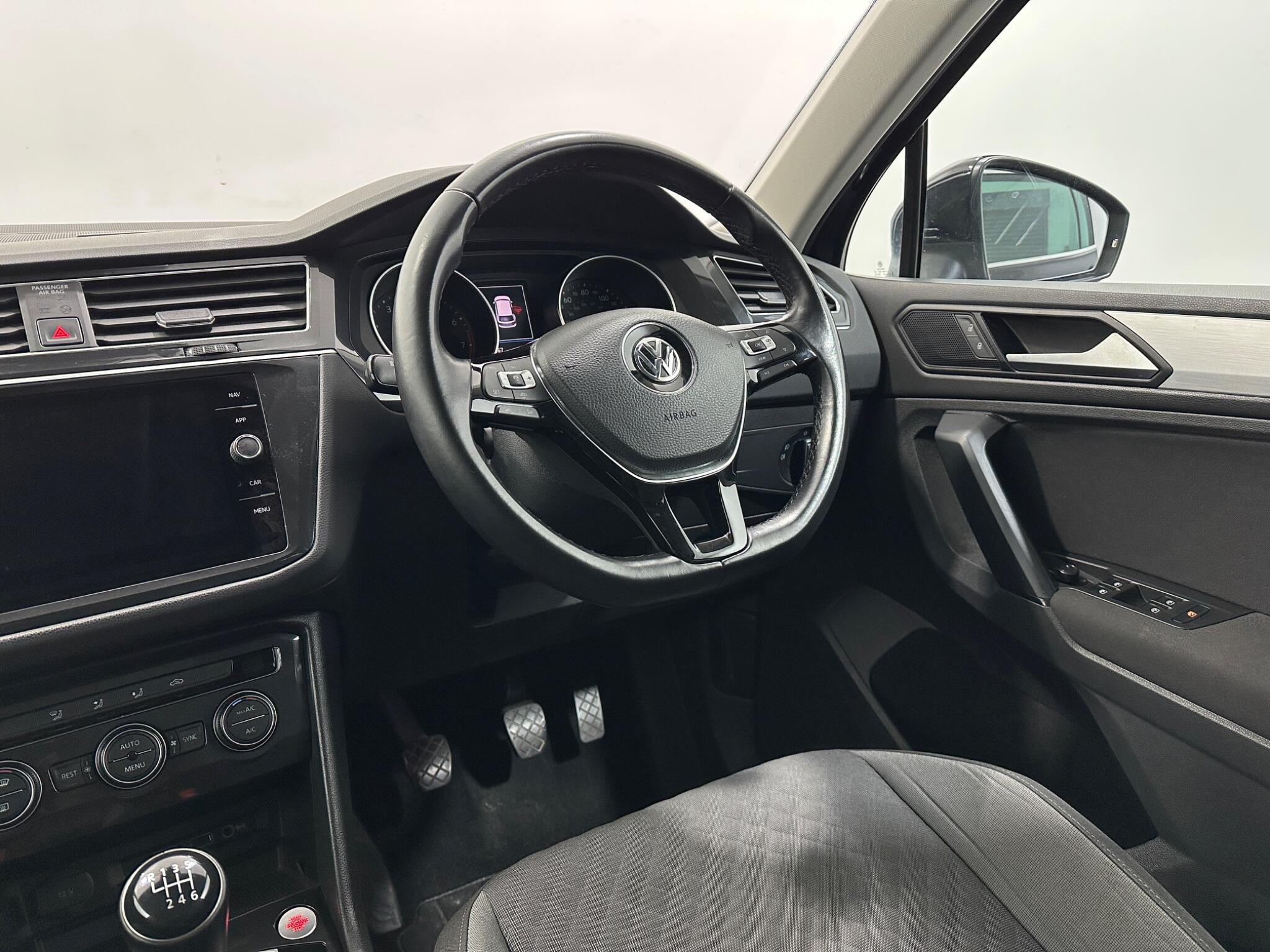 Volkswagen Tiguan view 12