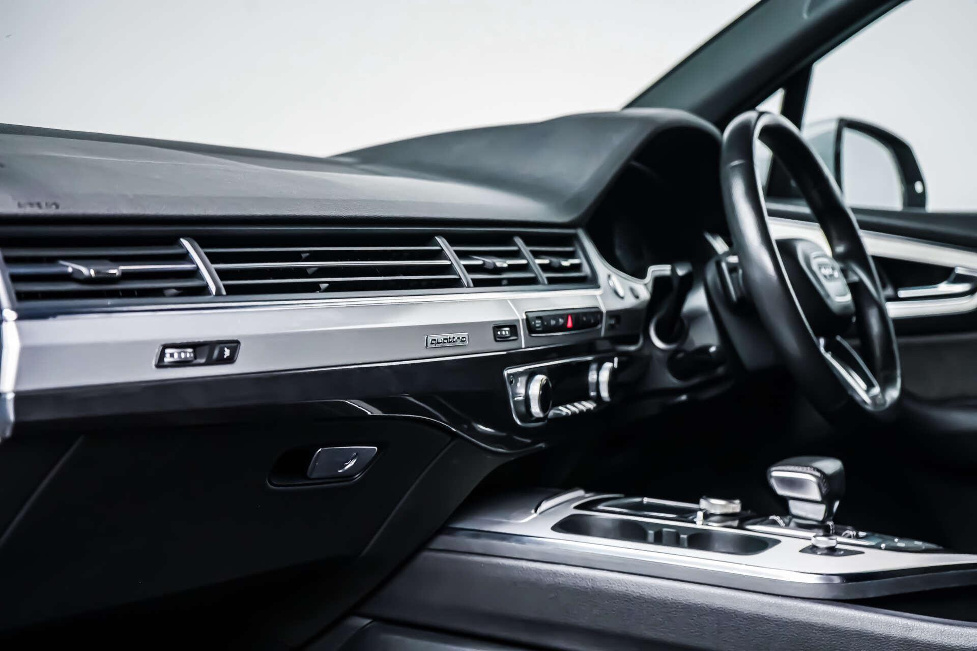 Audi Q7 view 17