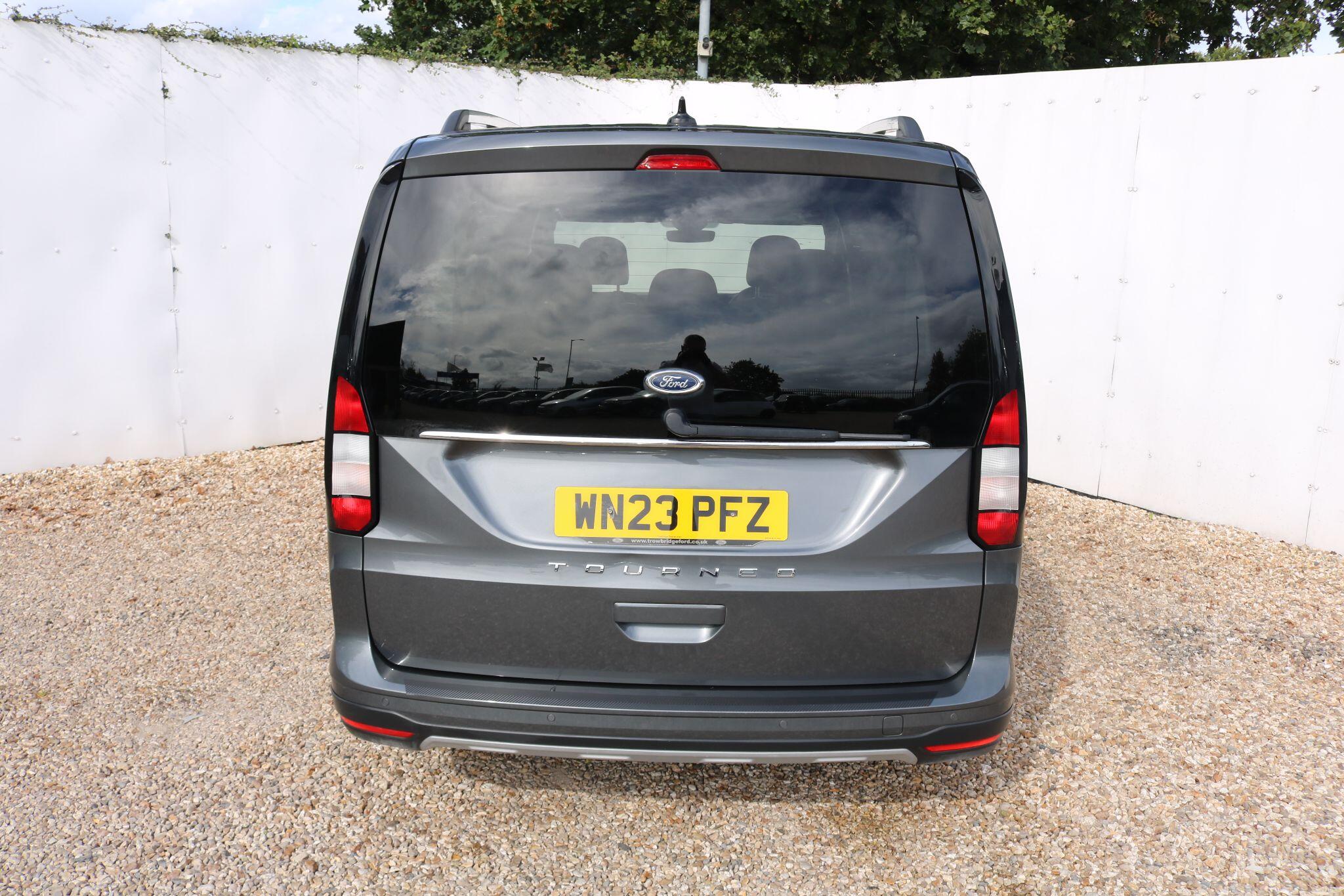Ford Grand Tourneo Connect view 17