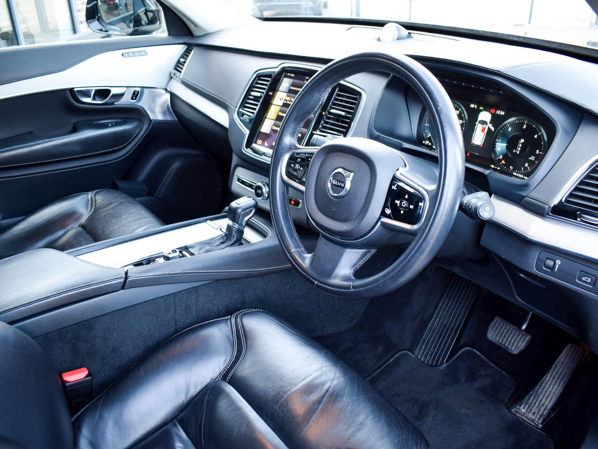 Volvo XC90 view 9