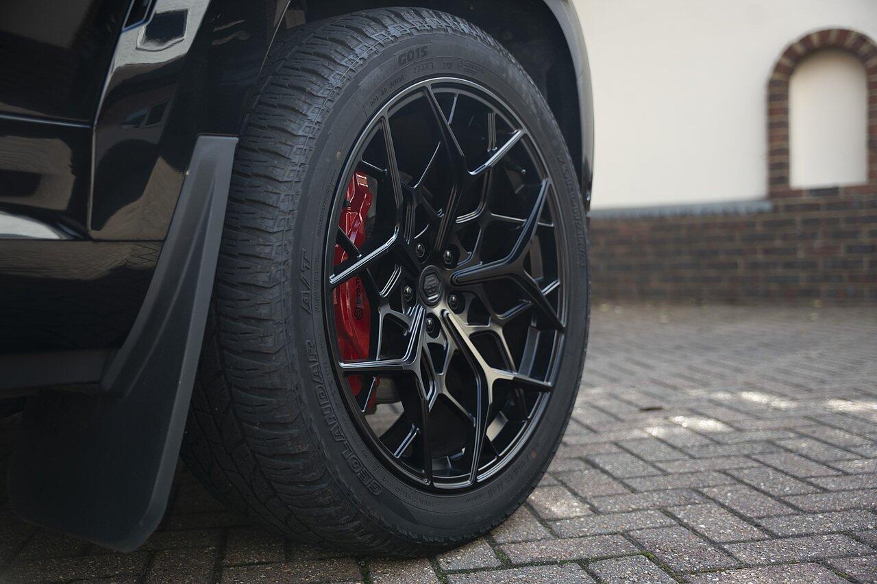Land Rover Defender view 5