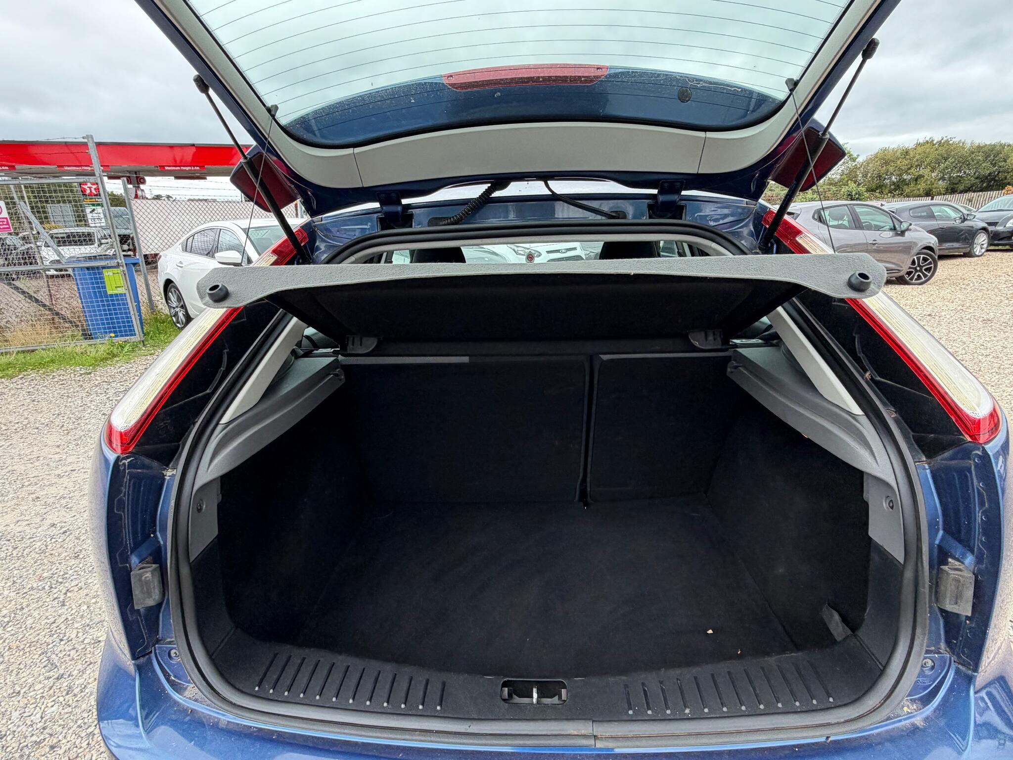 Ford Focus view 12