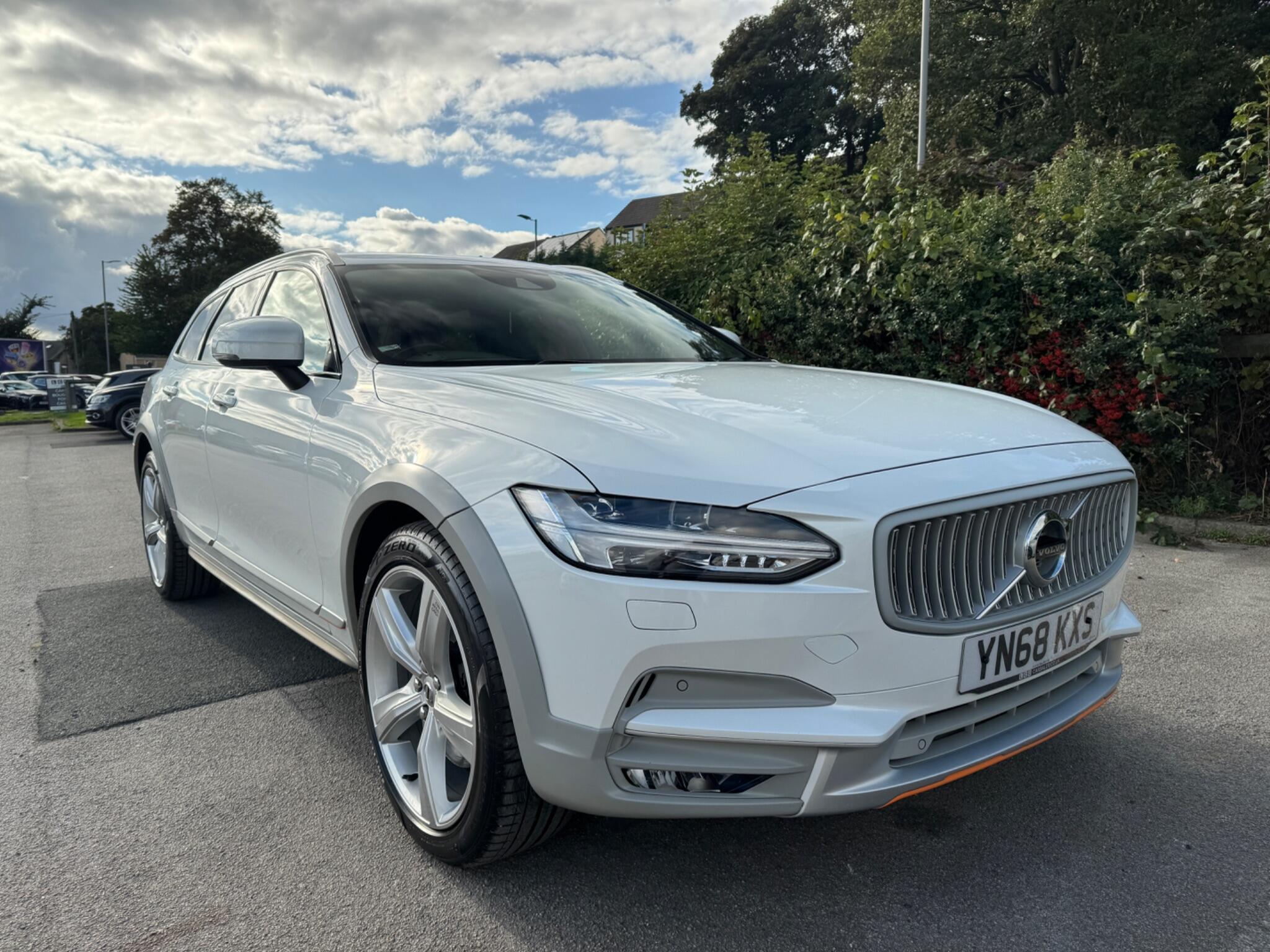 Volvo V90 Cross Country view 3