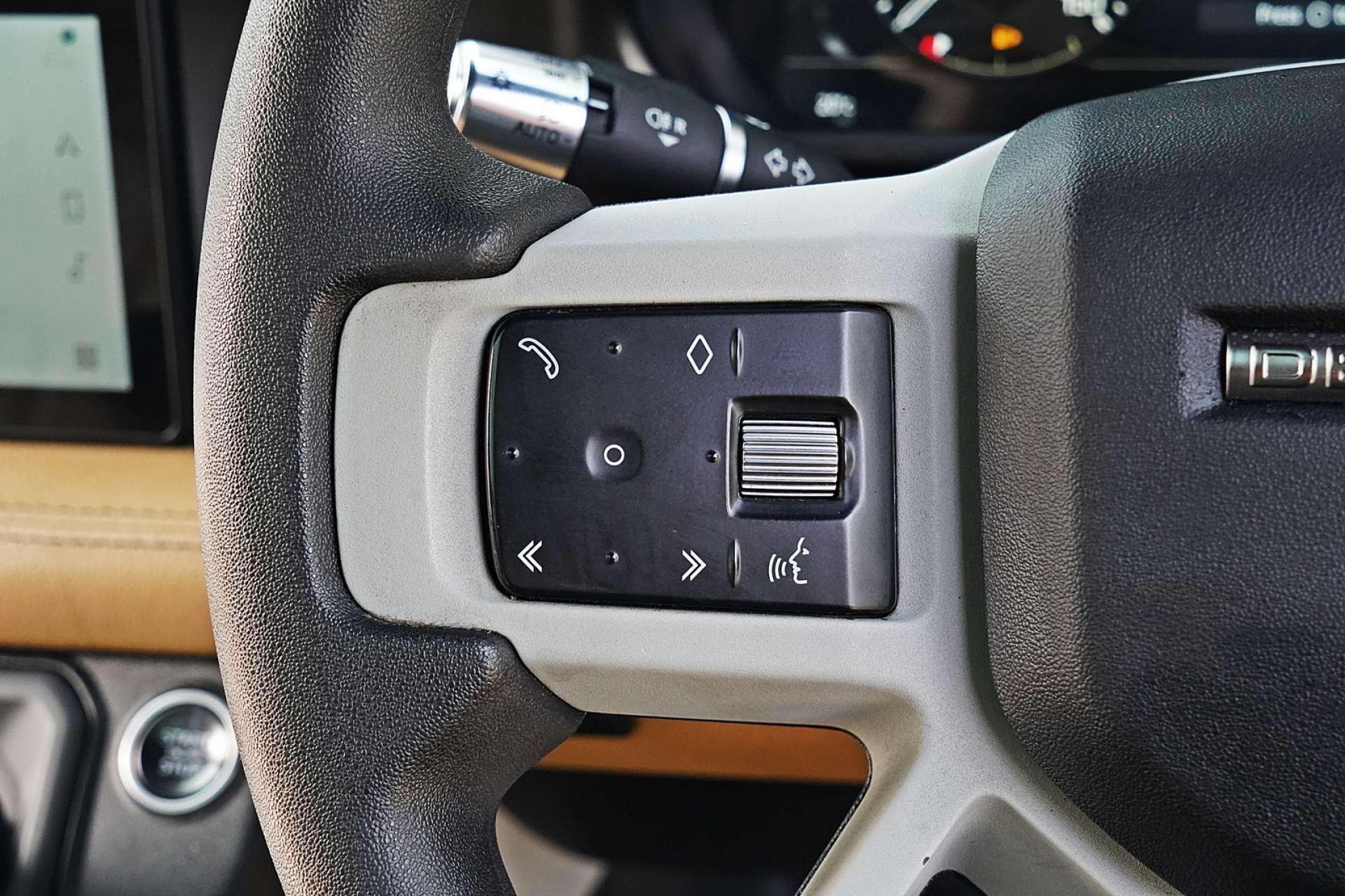 Land Rover Defender view 32