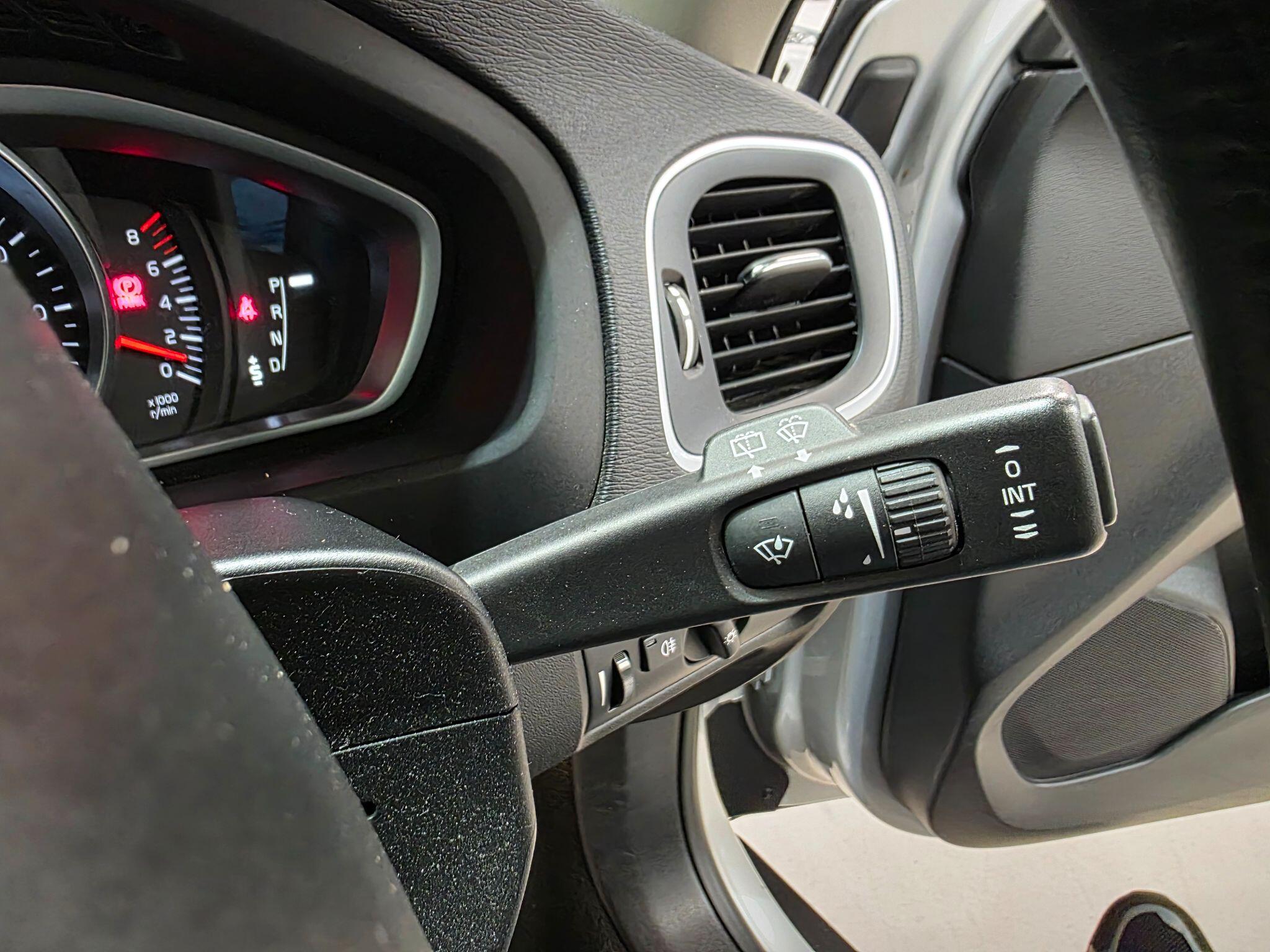 Volvo V40 Cross Country view 17
