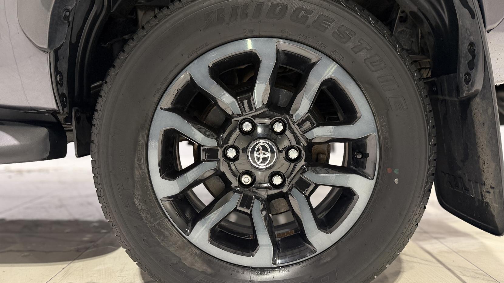 Toyota Hilux view 61
