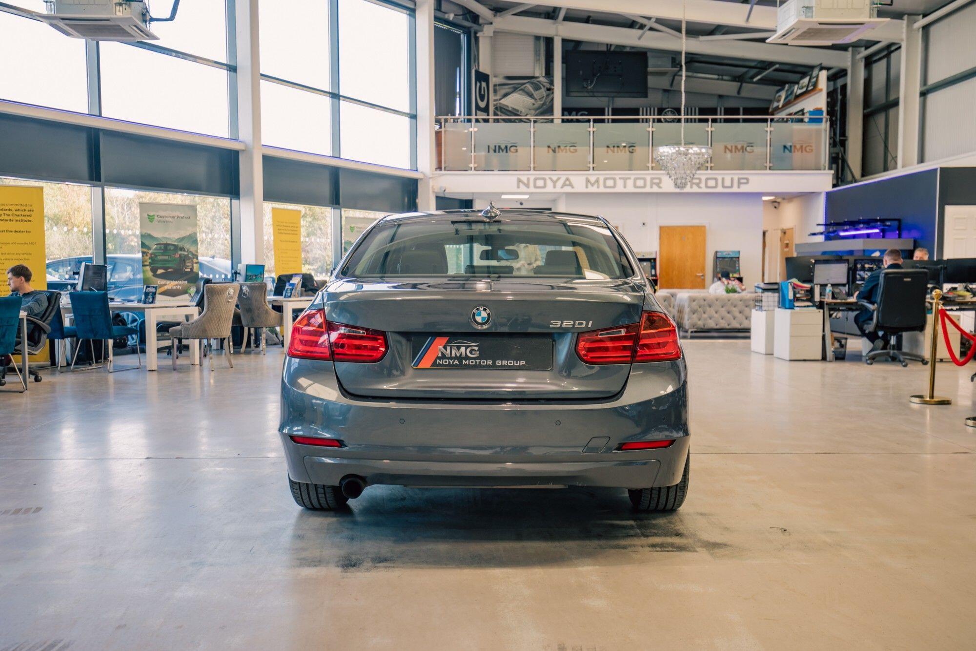 BMW 3 Series view 26