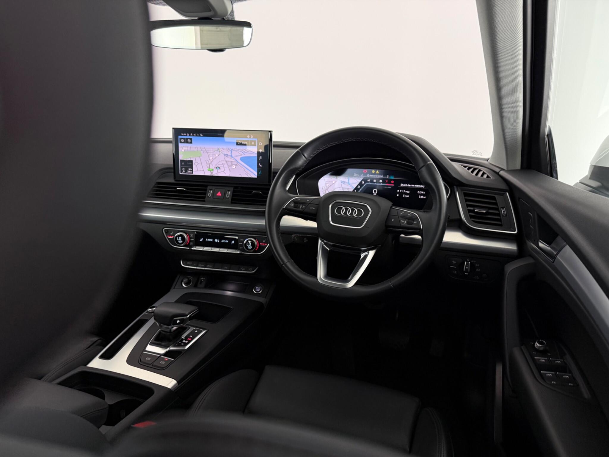 Audi Q5 view 14