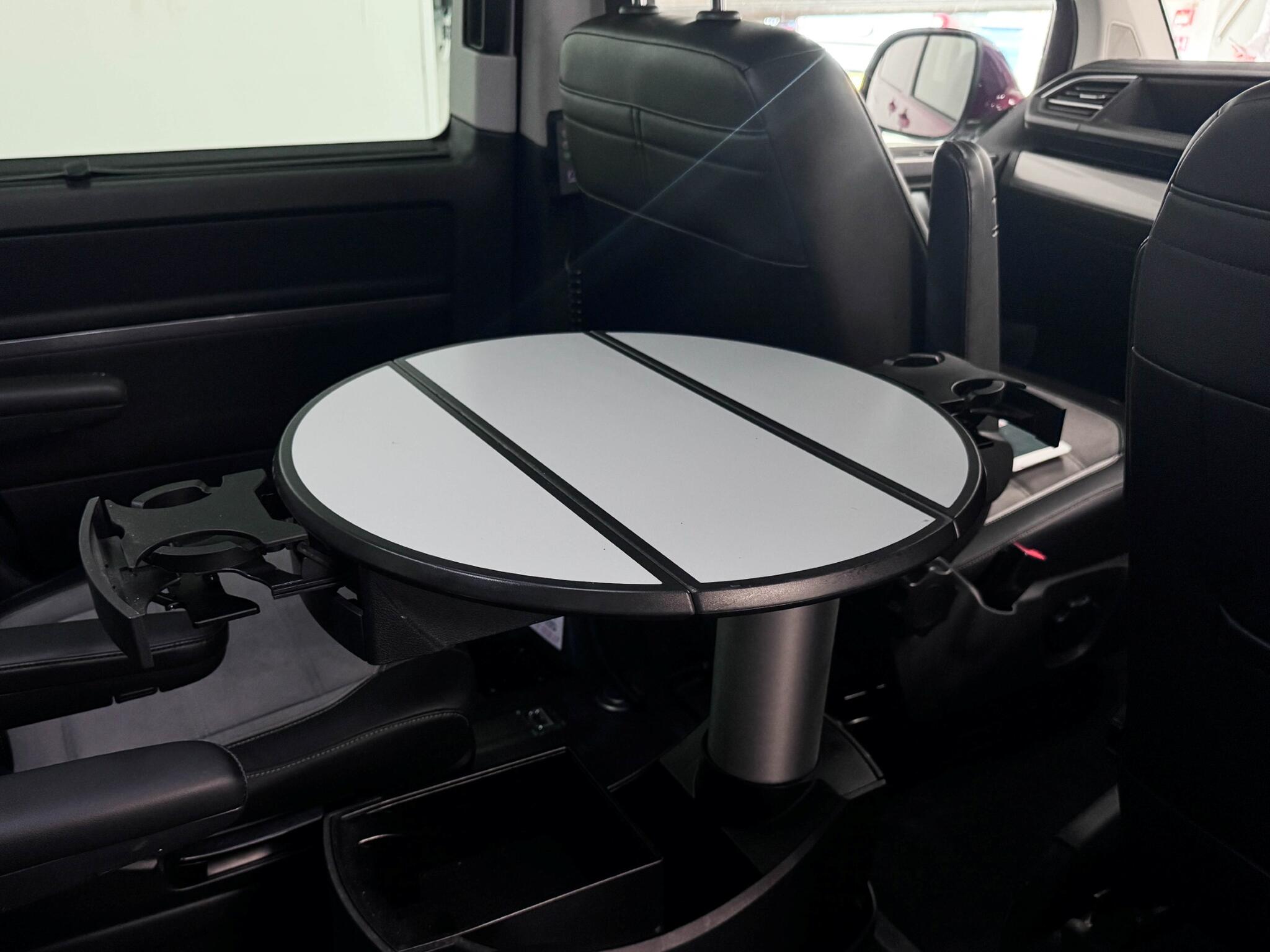 Volkswagen Caravelle view 29