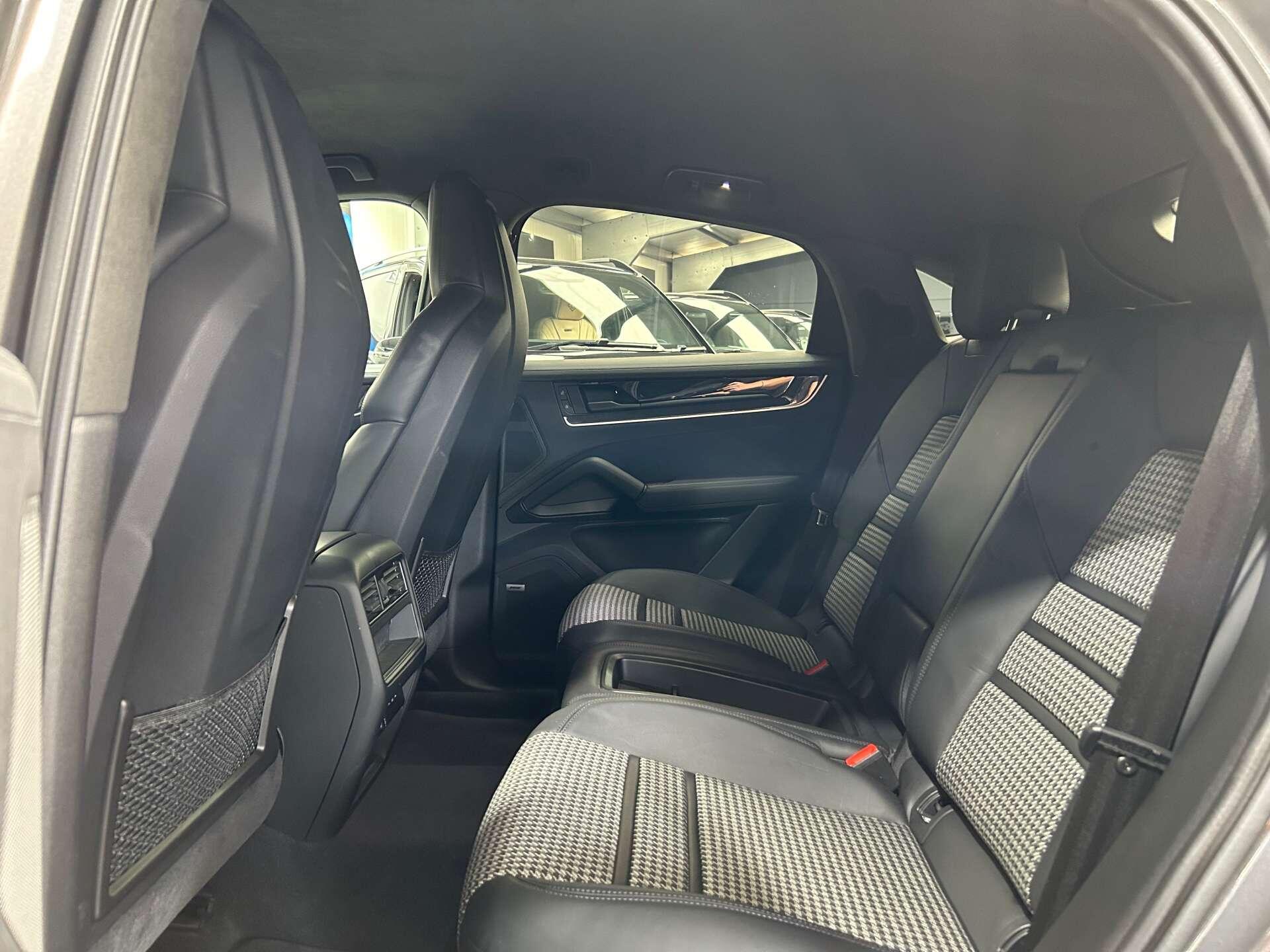 Porsche Cayenne view 38