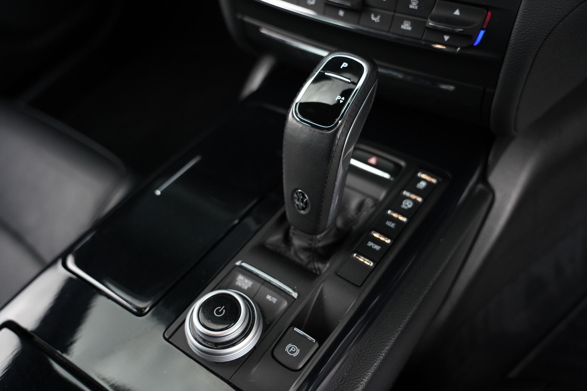 Maserati Ghibli view 25