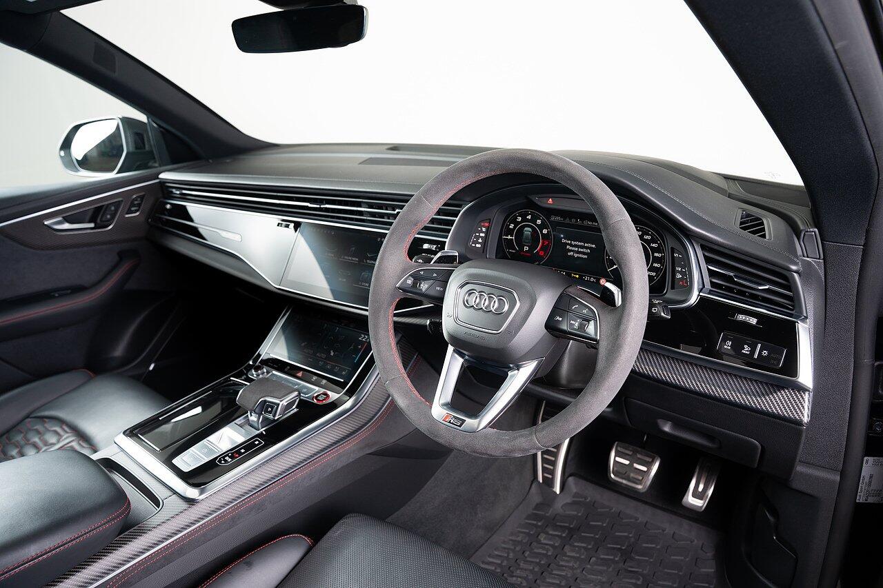 Audi RS Q8 view 16