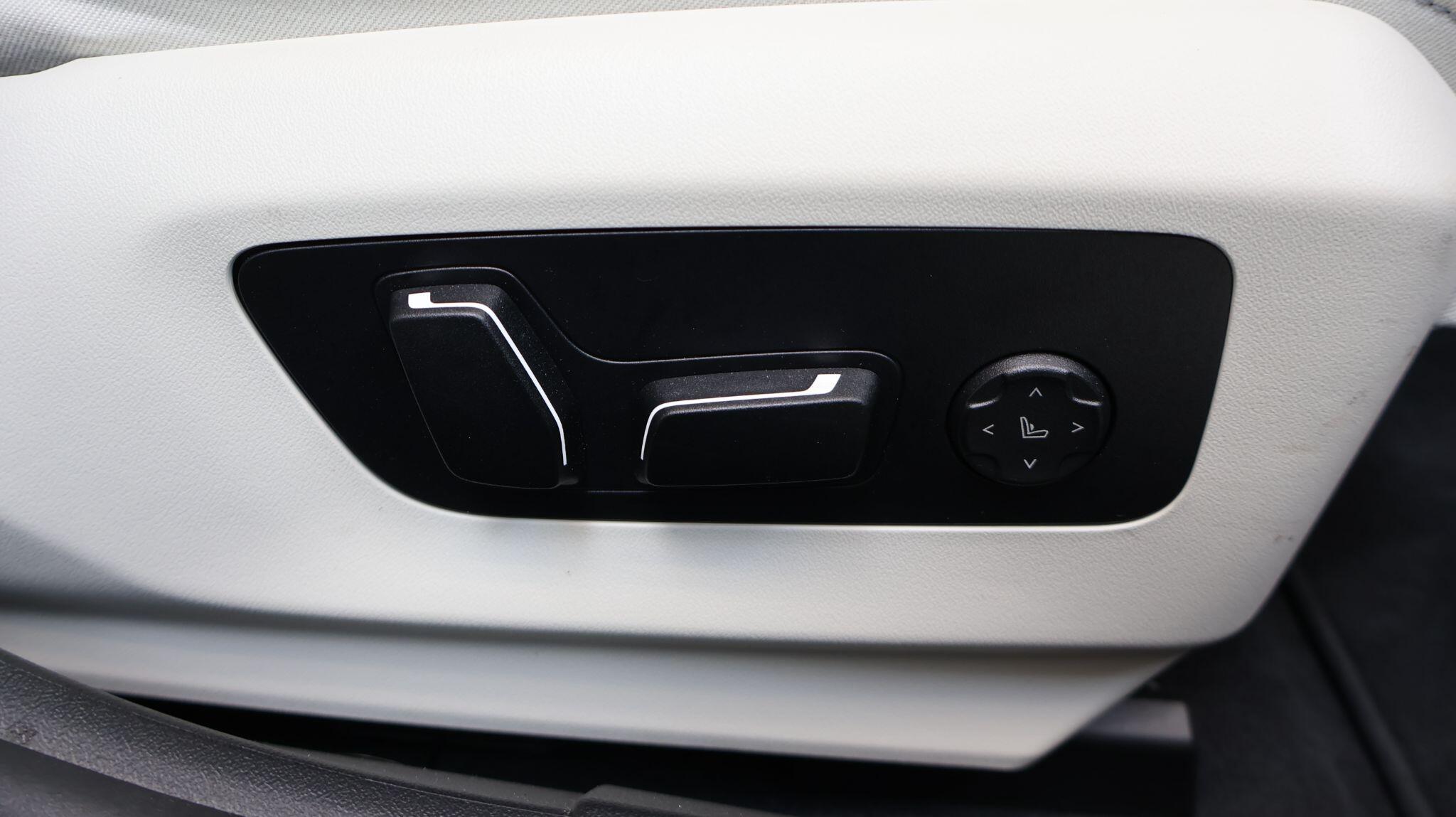 BMW 5 Series view 33