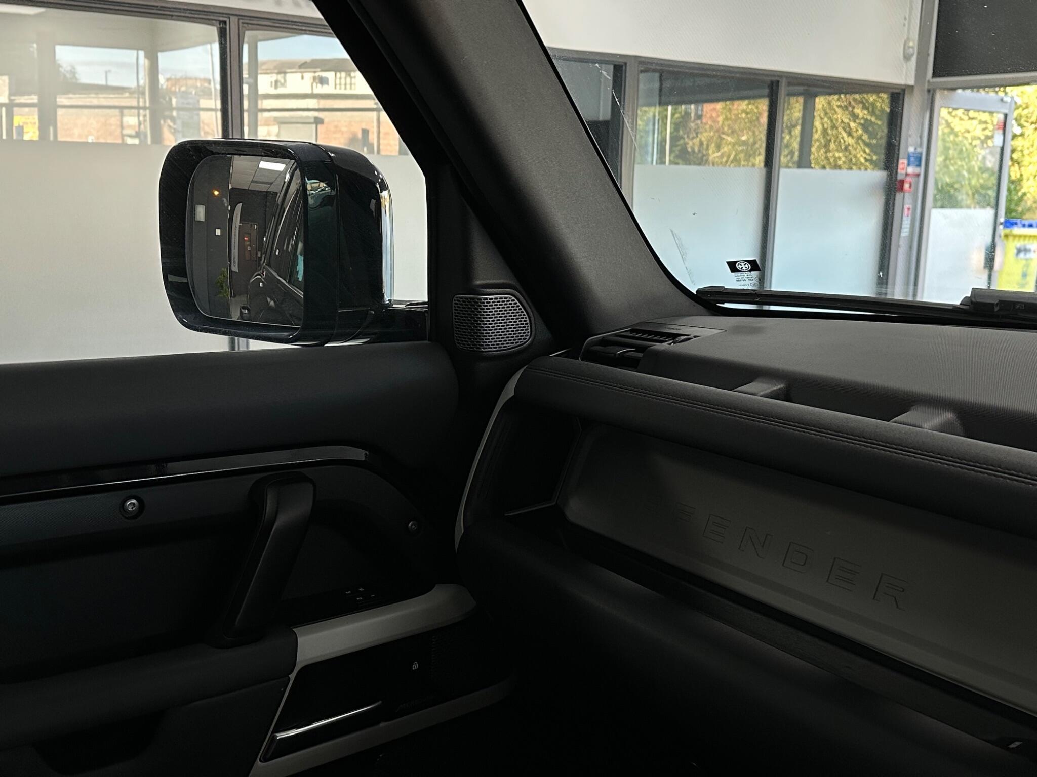 Land Rover Defender 110 view 34
