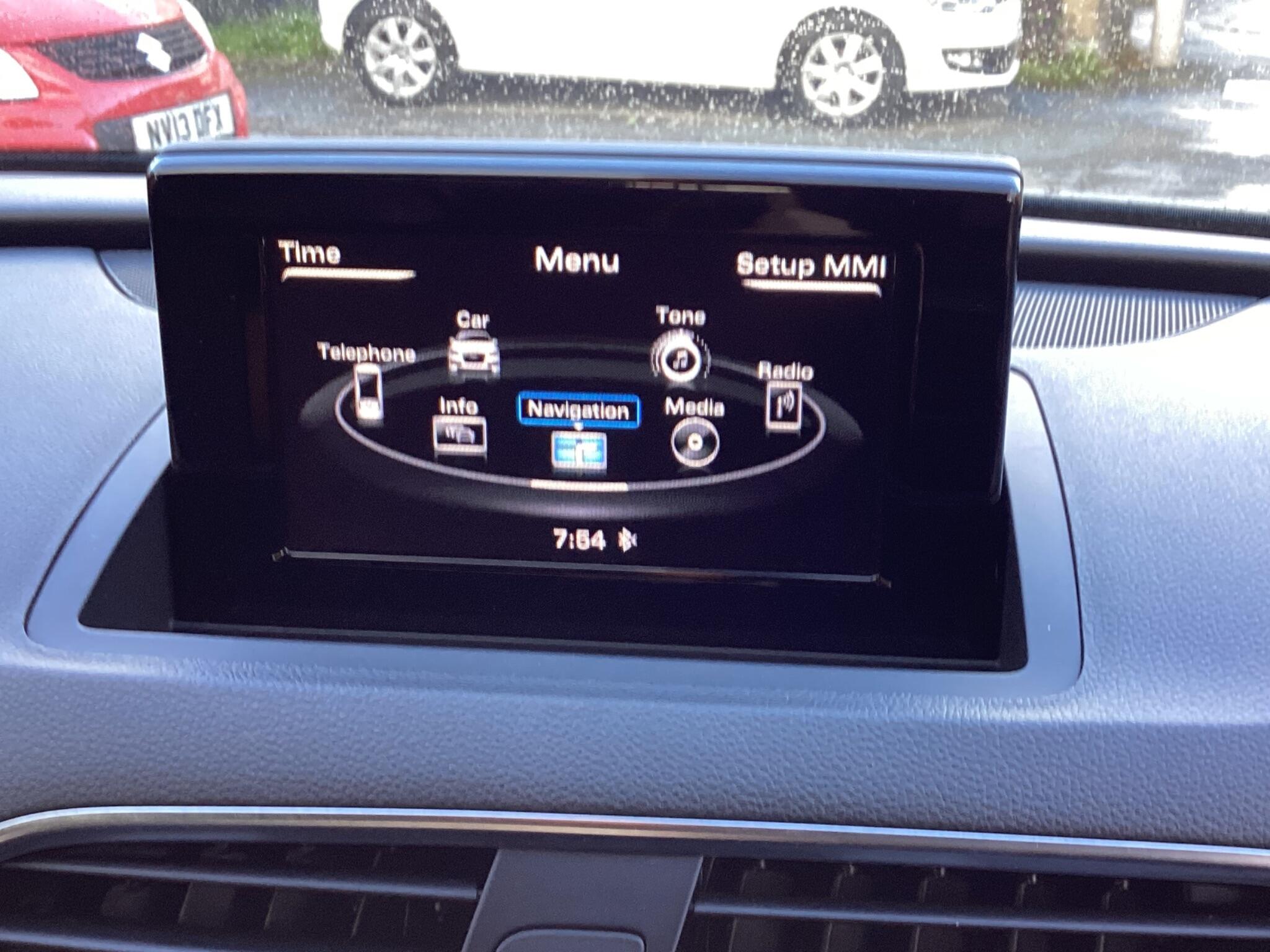 Audi Q3 view 21
